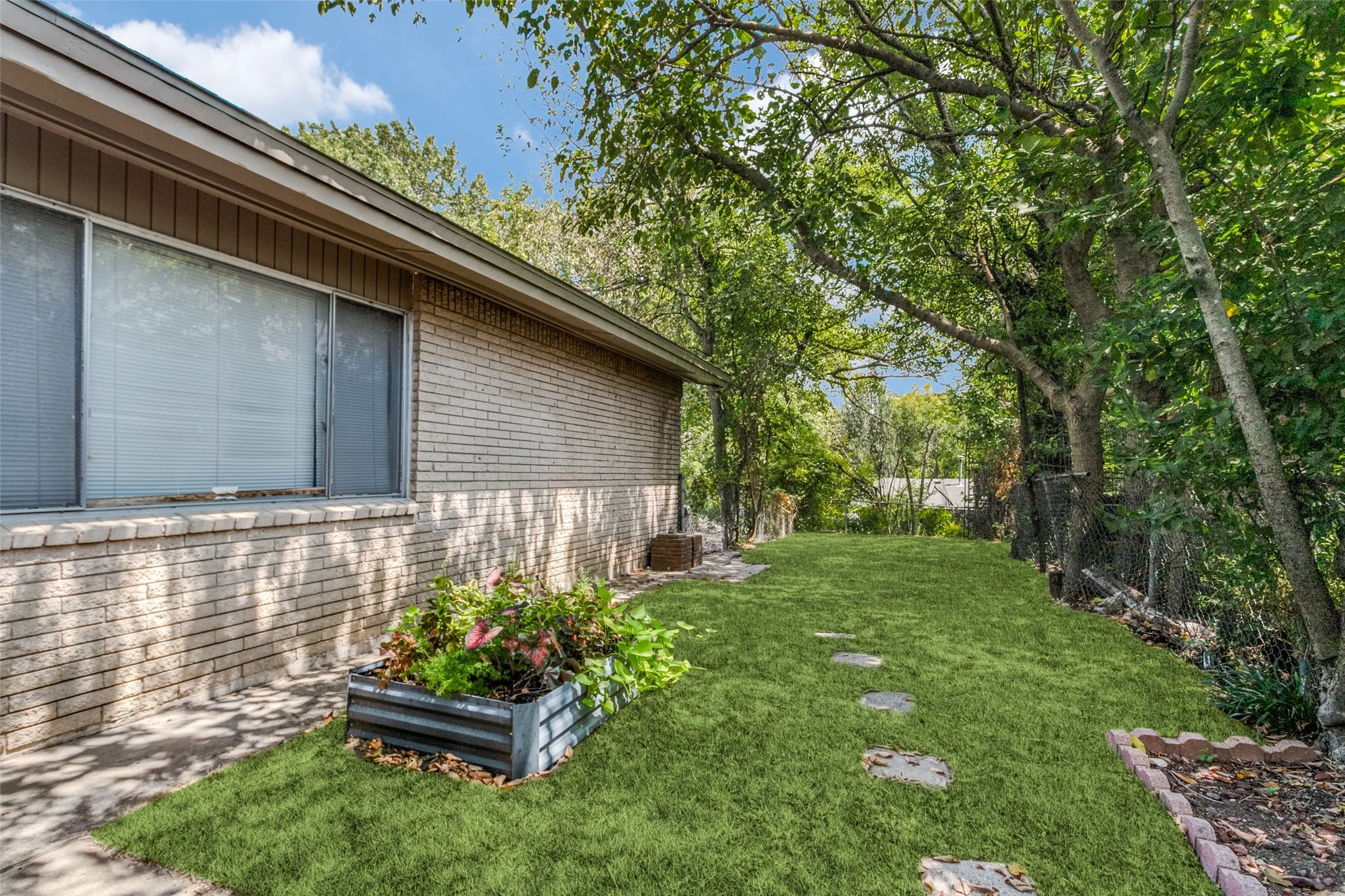 Duplex For Rent in Dallas County , 724 N Boulevard Terrace, Dallas, Texas 75211, 2 Bedroom, 1 Bathroom, Garage spaces, 886 Sqft, built in 1960, mls#21398965, Real Estate Agent in Dallas, Homes For Rent in Dallas county, Homes For Rent in Dallas, Realtor in Dallas Texas, Real Estate Brokerage Independent Realty Texas, Luminita Cordes Realtor