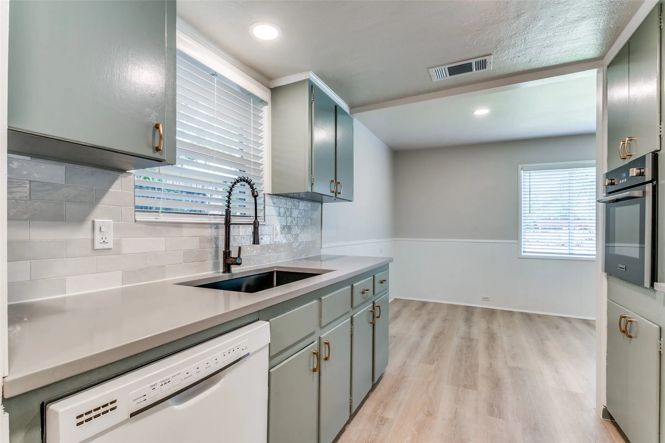 Duplex For Rent in Dallas County , 724 N Boulevard Terrace, Dallas, Texas 75211, 2 Bedroom, 1 Bathroom, Garage spaces, 886 Sqft, built in 1960, mls#21398965, Real Estate Agent in Dallas, Homes For Rent in Dallas county, Homes For Rent in Dallas, Realtor in Dallas Texas, Real Estate Brokerage Independent Realty Texas, Luminita Cordes Realtor