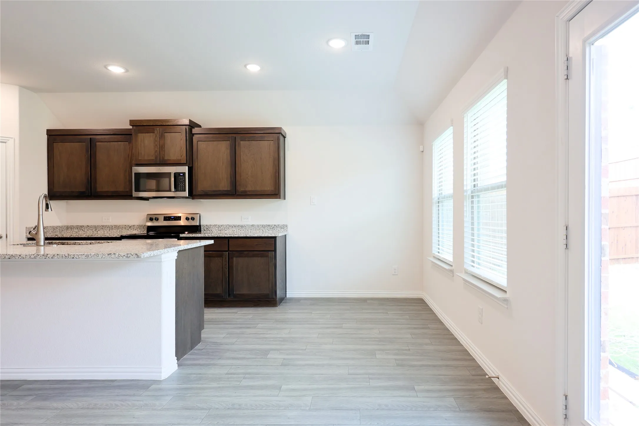 Single Family Residence For Rent in Collin County , 4012 Mockingbird Lane, Melissa, Texas 75454, 4 Bedroom, 3 Bathroom, 2 Garage spaces, 1,938 Sqft, built in 2021, mls#21398510, Real Estate Agent in Melissa, Homes For Rent in Collin county, Homes For Rent in Melissa, Realtor in Melissa Texas, Real Estate Brokerage Independent Realty Texas, Luminita Cordes Realtor