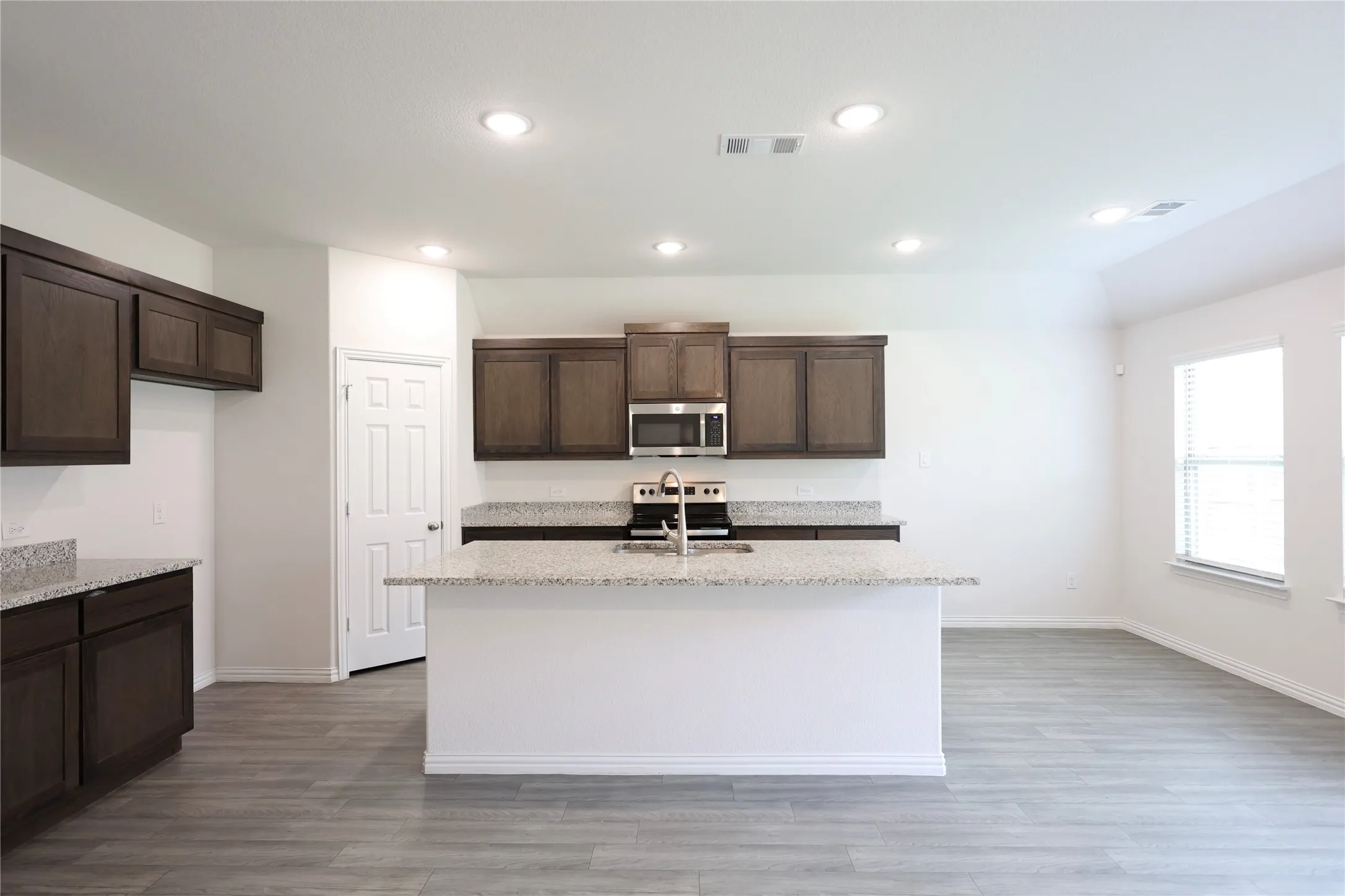 Single Family Residence For Rent in Collin County , 4012 Mockingbird Lane, Melissa, Texas 75454, 4 Bedroom, 3 Bathroom, 2 Garage spaces, 1,938 Sqft, built in 2021, mls#21398510, Real Estate Agent in Melissa, Homes For Rent in Collin county, Homes For Rent in Melissa, Realtor in Melissa Texas, Real Estate Brokerage Independent Realty Texas, Luminita Cordes Realtor