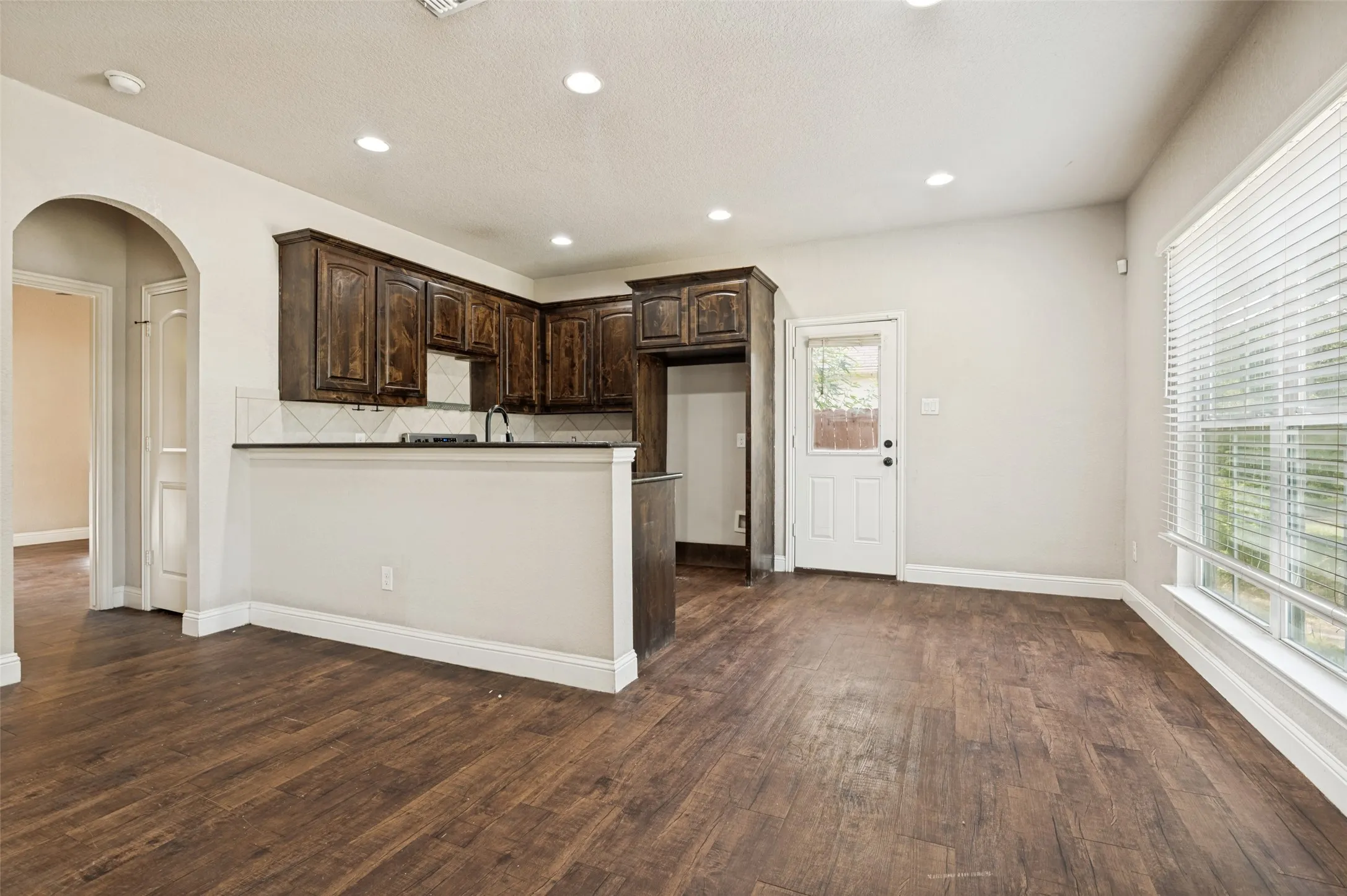 Single Family Residence For Sale in Ellis County , 207 Ennis Street, Waxahachie, Texas 75165, 4 Bedroom, 2 Bathroom, Garage spaces, 1,478 Sqft, built in 2016, mls#21398729, Real Estate Agent in Waxahachie, Homes For Sale in Ellis county, Homes For Sale in Waxahachie, Realtor in Waxahachie Texas, Real Estate Brokerage Independent Realty Texas, Luminita Cordes Realtor