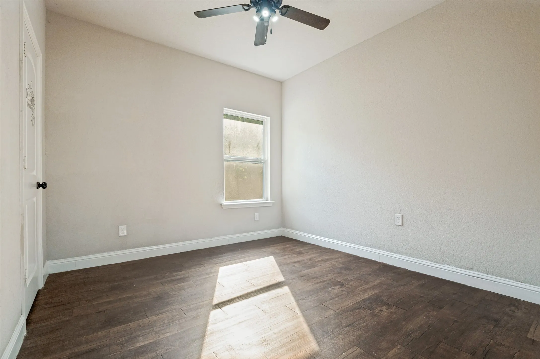 Single Family Residence For Sale in Ellis County , 207 Ennis Street, Waxahachie, Texas 75165, 4 Bedroom, 2 Bathroom, Garage spaces, 1,478 Sqft, built in 2016, mls#21398729, Real Estate Agent in Waxahachie, Homes For Sale in Ellis county, Homes For Sale in Waxahachie, Realtor in Waxahachie Texas, Real Estate Brokerage Independent Realty Texas, Luminita Cordes Realtor