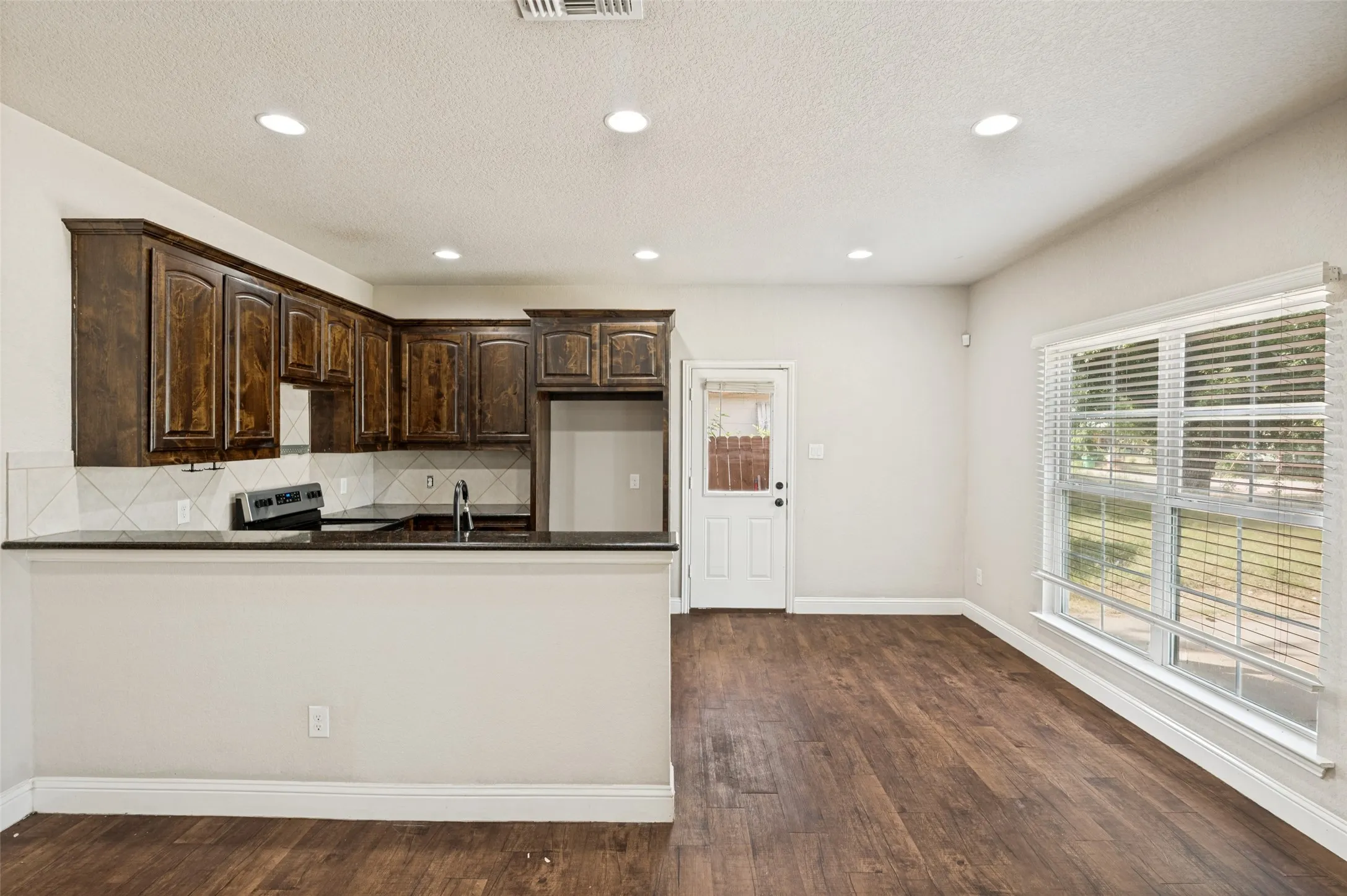 Single Family Residence For Sale in Ellis County , 207 Ennis Street, Waxahachie, Texas 75165, 4 Bedroom, 2 Bathroom, Garage spaces, 1,478 Sqft, built in 2016, mls#21398729, Real Estate Agent in Waxahachie, Homes For Sale in Ellis county, Homes For Sale in Waxahachie, Realtor in Waxahachie Texas, Real Estate Brokerage Independent Realty Texas, Luminita Cordes Realtor