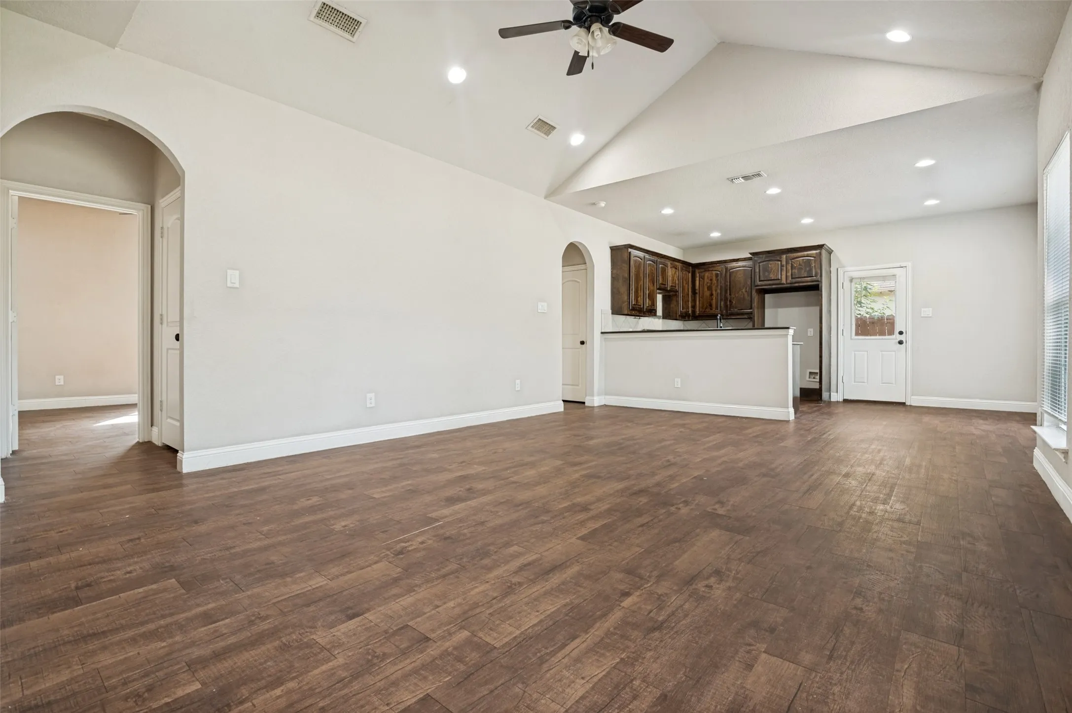 Single Family Residence For Sale in Ellis County , 207 Ennis Street, Waxahachie, Texas 75165, 4 Bedroom, 2 Bathroom, Garage spaces, 1,478 Sqft, built in 2016, mls#21398729, Real Estate Agent in Waxahachie, Homes For Sale in Ellis county, Homes For Sale in Waxahachie, Realtor in Waxahachie Texas, Real Estate Brokerage Independent Realty Texas, Luminita Cordes Realtor