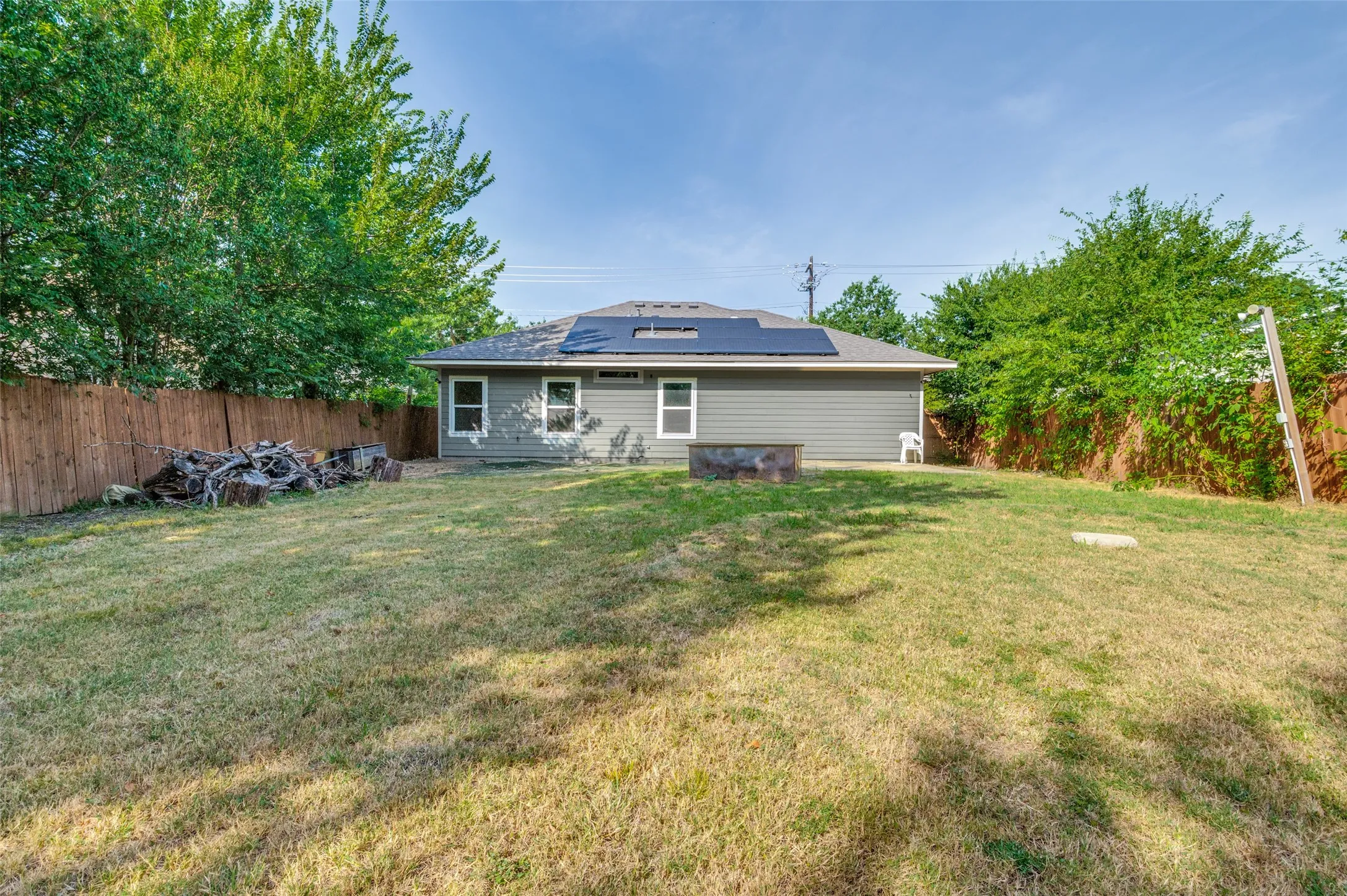 Single Family Residence For Sale in Ellis County , 207 Ennis Street, Waxahachie, Texas 75165, 4 Bedroom, 2 Bathroom, Garage spaces, 1,478 Sqft, built in 2016, mls#21398729, Real Estate Agent in Waxahachie, Homes For Sale in Ellis county, Homes For Sale in Waxahachie, Realtor in Waxahachie Texas, Real Estate Brokerage Independent Realty Texas, Luminita Cordes Realtor
