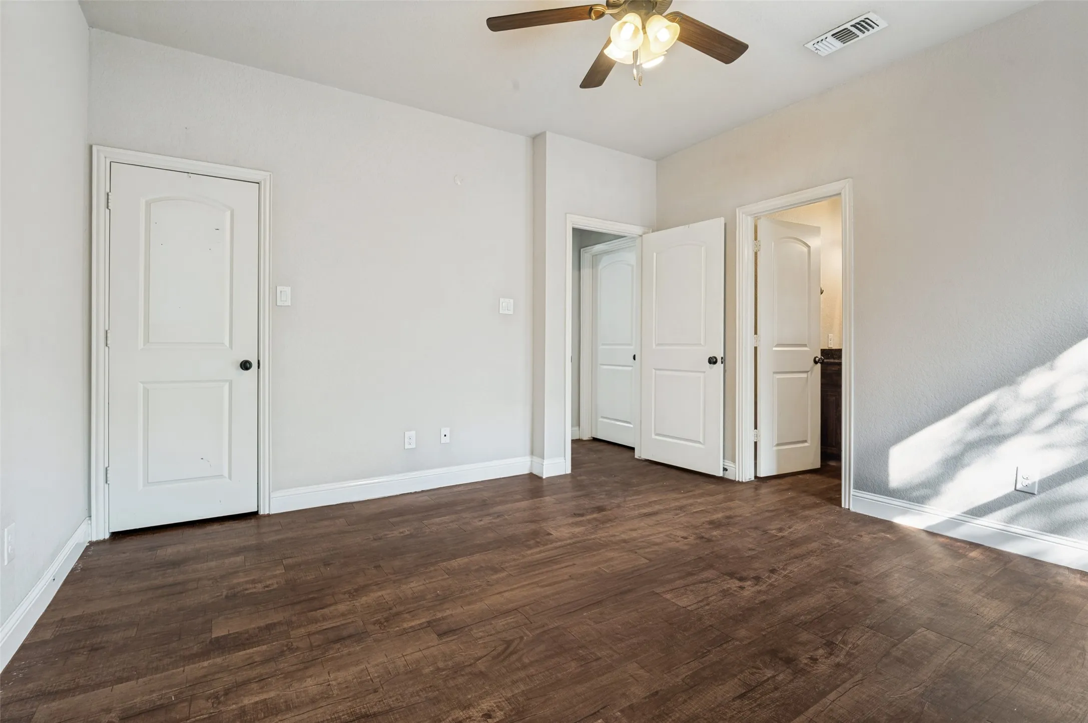 Single Family Residence For Sale in Ellis County , 207 Ennis Street, Waxahachie, Texas 75165, 4 Bedroom, 2 Bathroom, Garage spaces, 1,478 Sqft, built in 2016, mls#21398729, Real Estate Agent in Waxahachie, Homes For Sale in Ellis county, Homes For Sale in Waxahachie, Realtor in Waxahachie Texas, Real Estate Brokerage Independent Realty Texas, Luminita Cordes Realtor