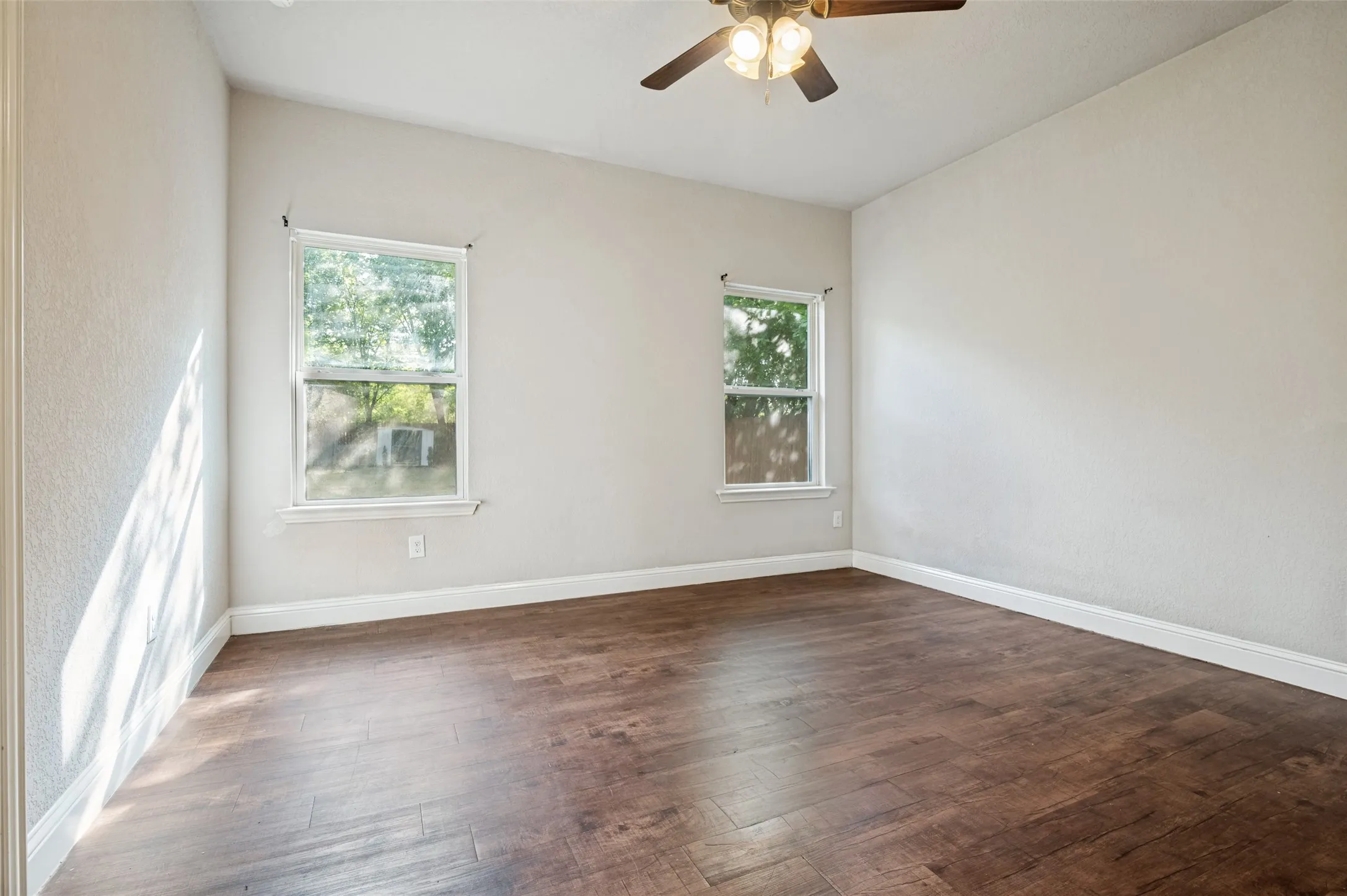 Single Family Residence For Sale in Ellis County , 207 Ennis Street, Waxahachie, Texas 75165, 4 Bedroom, 2 Bathroom, Garage spaces, 1,478 Sqft, built in 2016, mls#21398729, Real Estate Agent in Waxahachie, Homes For Sale in Ellis county, Homes For Sale in Waxahachie, Realtor in Waxahachie Texas, Real Estate Brokerage Independent Realty Texas, Luminita Cordes Realtor