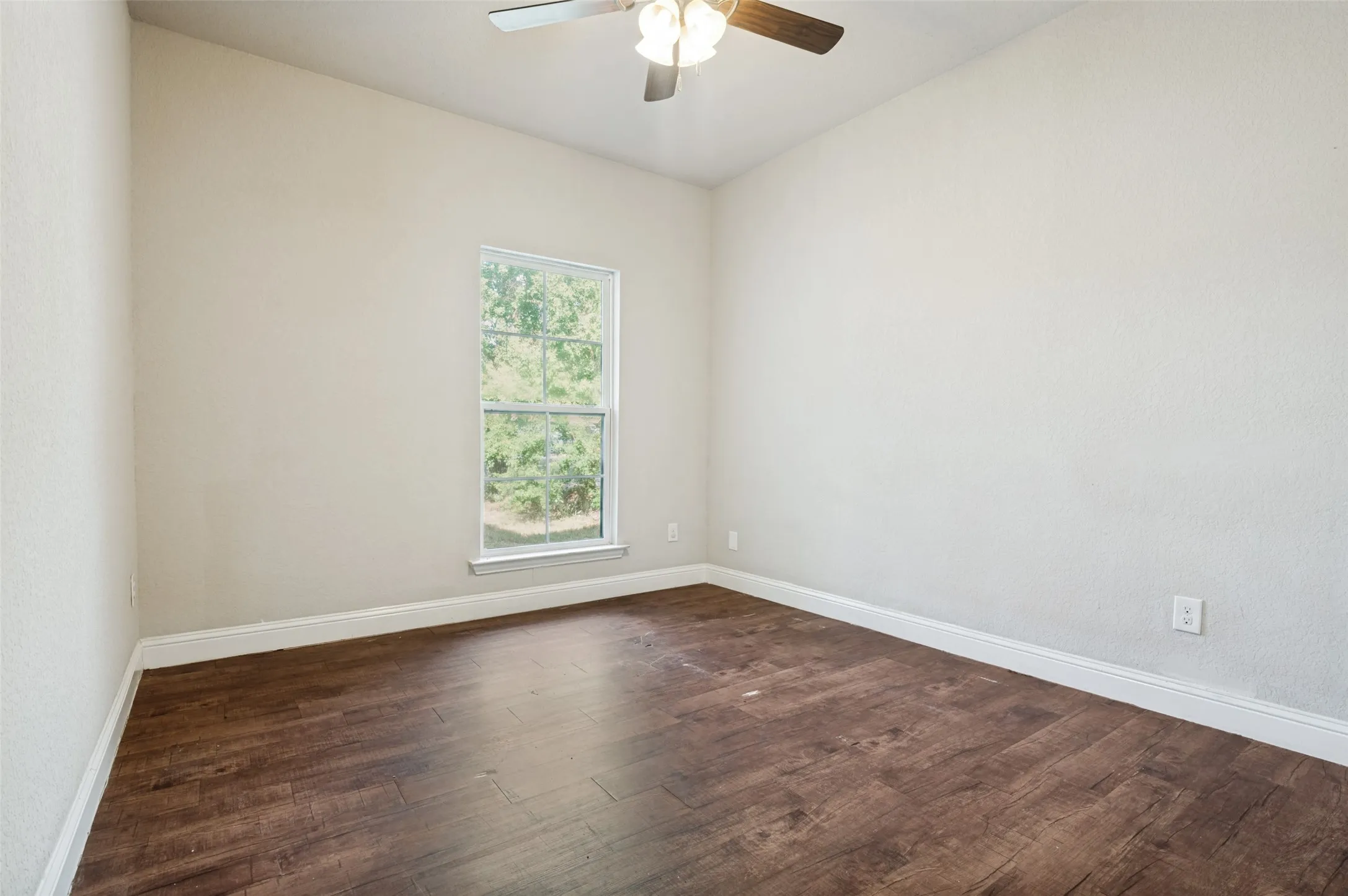 Single Family Residence For Sale in Ellis County , 207 Ennis Street, Waxahachie, Texas 75165, 4 Bedroom, 2 Bathroom, Garage spaces, 1,478 Sqft, built in 2016, mls#21398729, Real Estate Agent in Waxahachie, Homes For Sale in Ellis county, Homes For Sale in Waxahachie, Realtor in Waxahachie Texas, Real Estate Brokerage Independent Realty Texas, Luminita Cordes Realtor