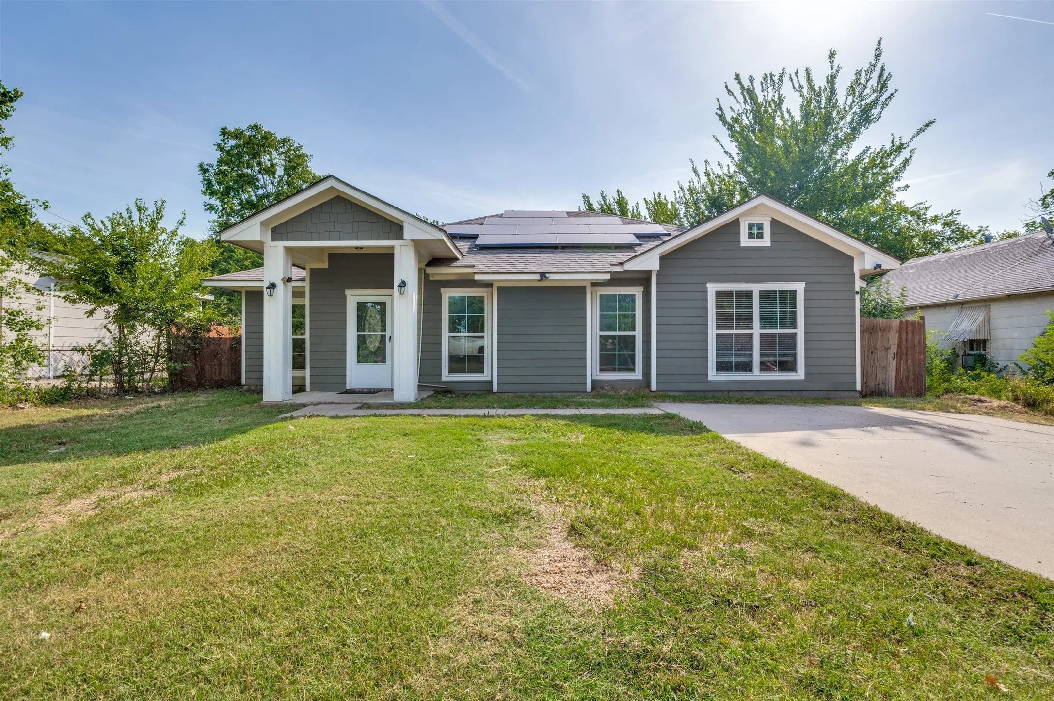 Single Family Residence For Sale in Ellis County , 207 Ennis Street, Waxahachie, Texas 75165, 4 Bedroom, 2 Bathroom, Garage spaces, 1,478 Sqft, built in 2016, mls#21398729, Real Estate Agent in Waxahachie, Homes For Sale in Ellis county, Homes For Sale in Waxahachie, Realtor in Waxahachie Texas, Real Estate Brokerage Independent Realty Texas, Luminita Cordes Realtor
