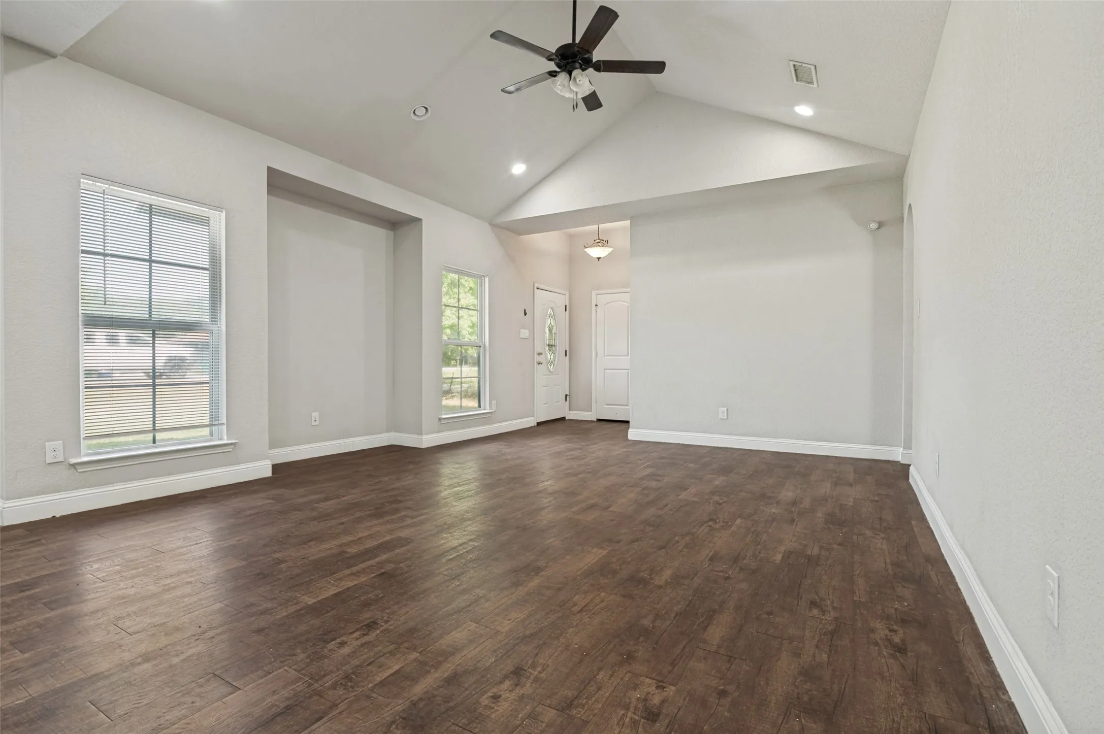 Single Family Residence For Sale in Ellis County , 207 Ennis Street, Waxahachie, Texas 75165, 4 Bedroom, 2 Bathroom, Garage spaces, 1,478 Sqft, built in 2016, mls#21398729, Real Estate Agent in Waxahachie, Homes For Sale in Ellis county, Homes For Sale in Waxahachie, Realtor in Waxahachie Texas, Real Estate Brokerage Independent Realty Texas, Luminita Cordes Realtor