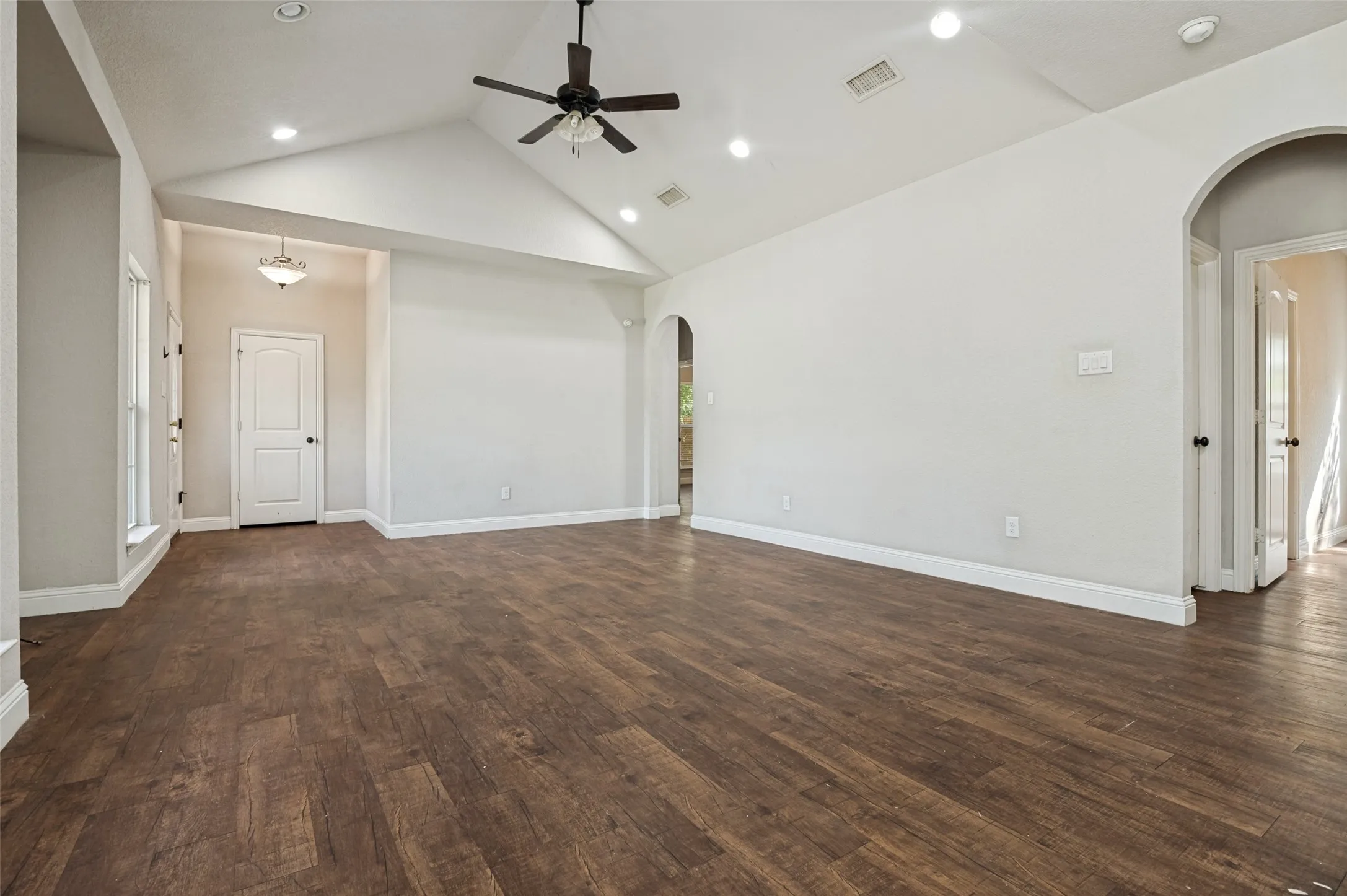 Single Family Residence For Sale in Ellis County , 207 Ennis Street, Waxahachie, Texas 75165, 4 Bedroom, 2 Bathroom, Garage spaces, 1,478 Sqft, built in 2016, mls#21398729, Real Estate Agent in Waxahachie, Homes For Sale in Ellis county, Homes For Sale in Waxahachie, Realtor in Waxahachie Texas, Real Estate Brokerage Independent Realty Texas, Luminita Cordes Realtor