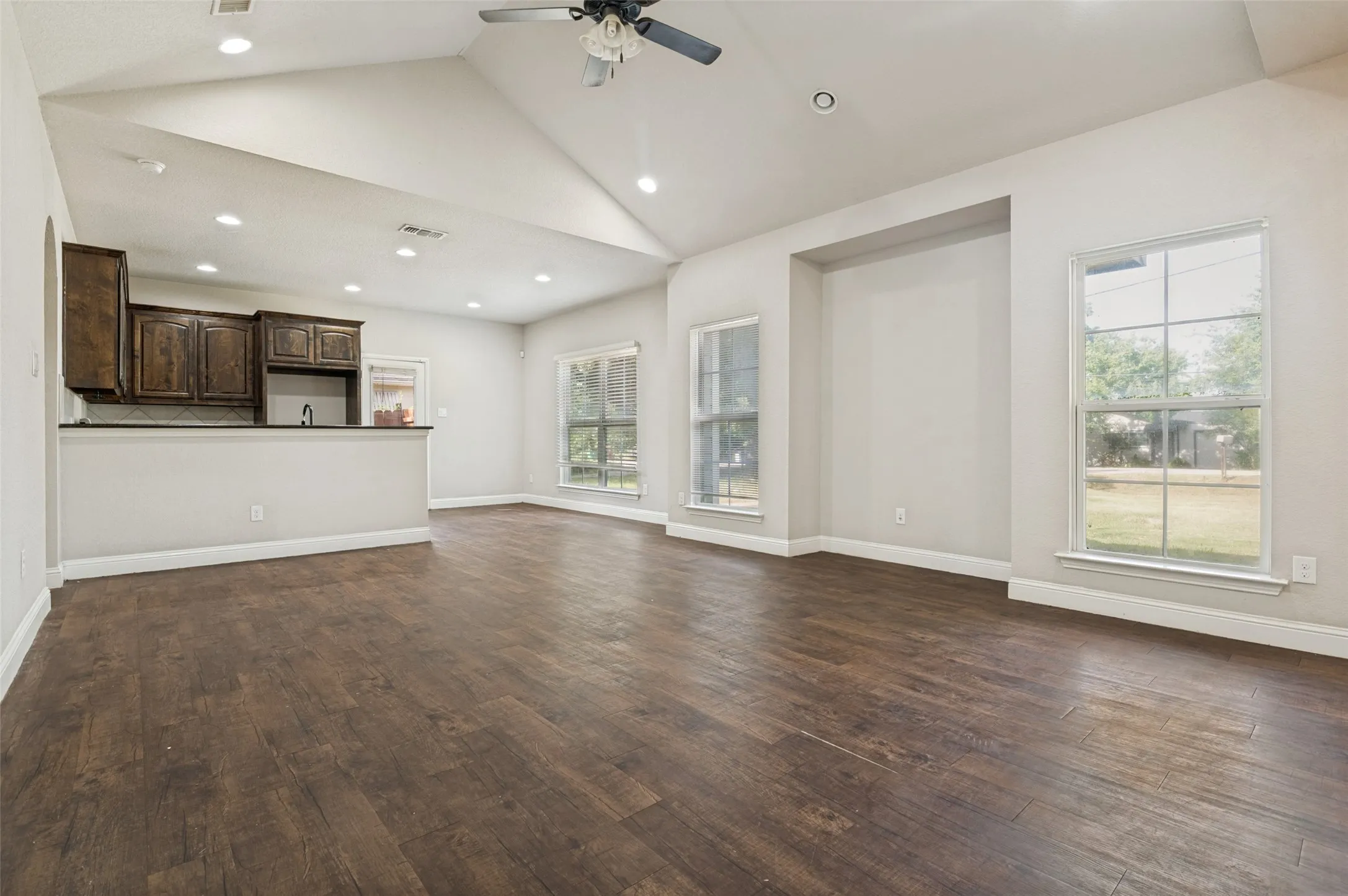 Single Family Residence For Sale in Ellis County , 207 Ennis Street, Waxahachie, Texas 75165, 4 Bedroom, 2 Bathroom, Garage spaces, 1,478 Sqft, built in 2016, mls#21398729, Real Estate Agent in Waxahachie, Homes For Sale in Ellis county, Homes For Sale in Waxahachie, Realtor in Waxahachie Texas, Real Estate Brokerage Independent Realty Texas, Luminita Cordes Realtor