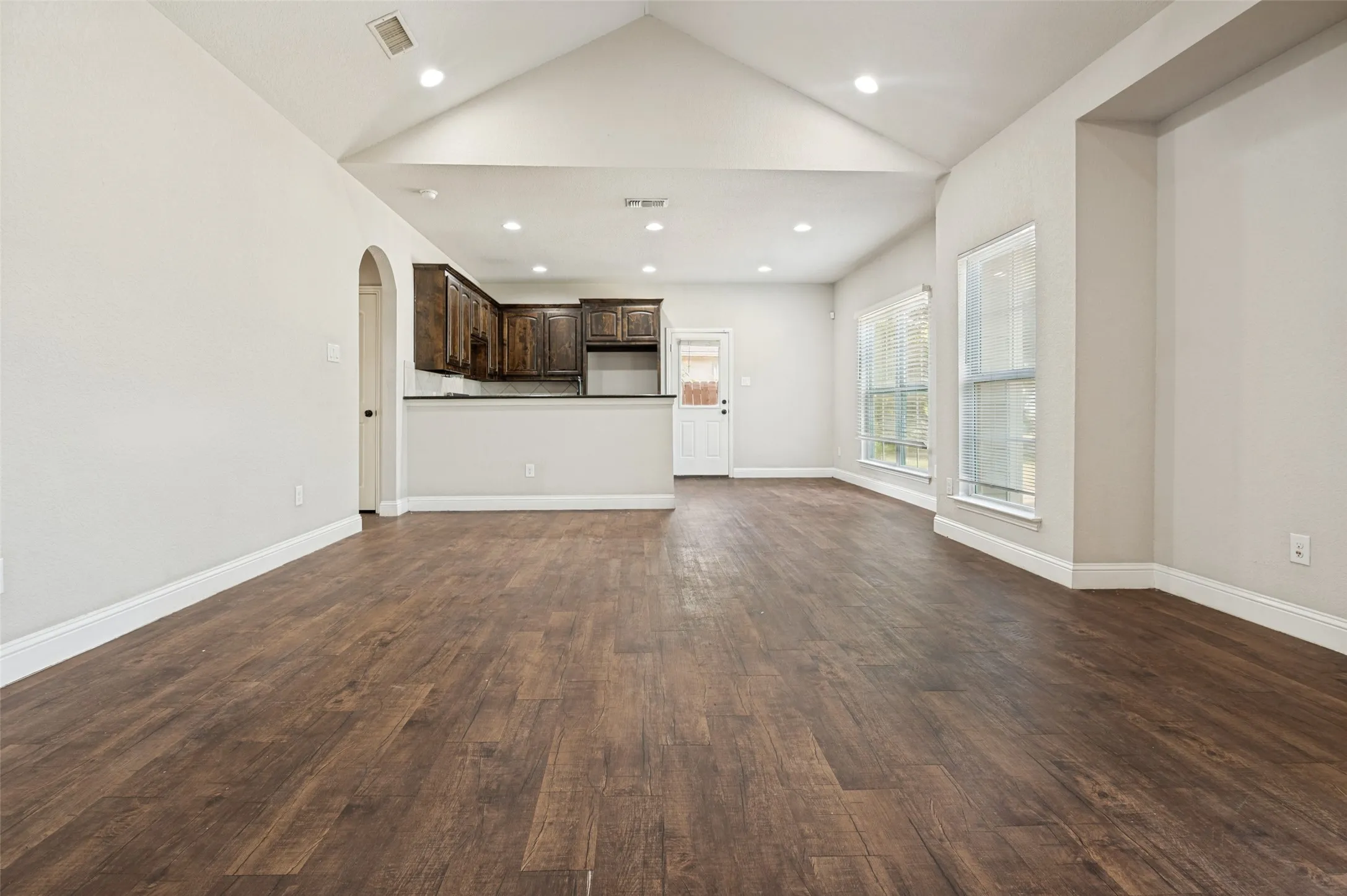 Single Family Residence For Sale in Ellis County , 207 Ennis Street, Waxahachie, Texas 75165, 4 Bedroom, 2 Bathroom, Garage spaces, 1,478 Sqft, built in 2016, mls#21398729, Real Estate Agent in Waxahachie, Homes For Sale in Ellis county, Homes For Sale in Waxahachie, Realtor in Waxahachie Texas, Real Estate Brokerage Independent Realty Texas, Luminita Cordes Realtor
