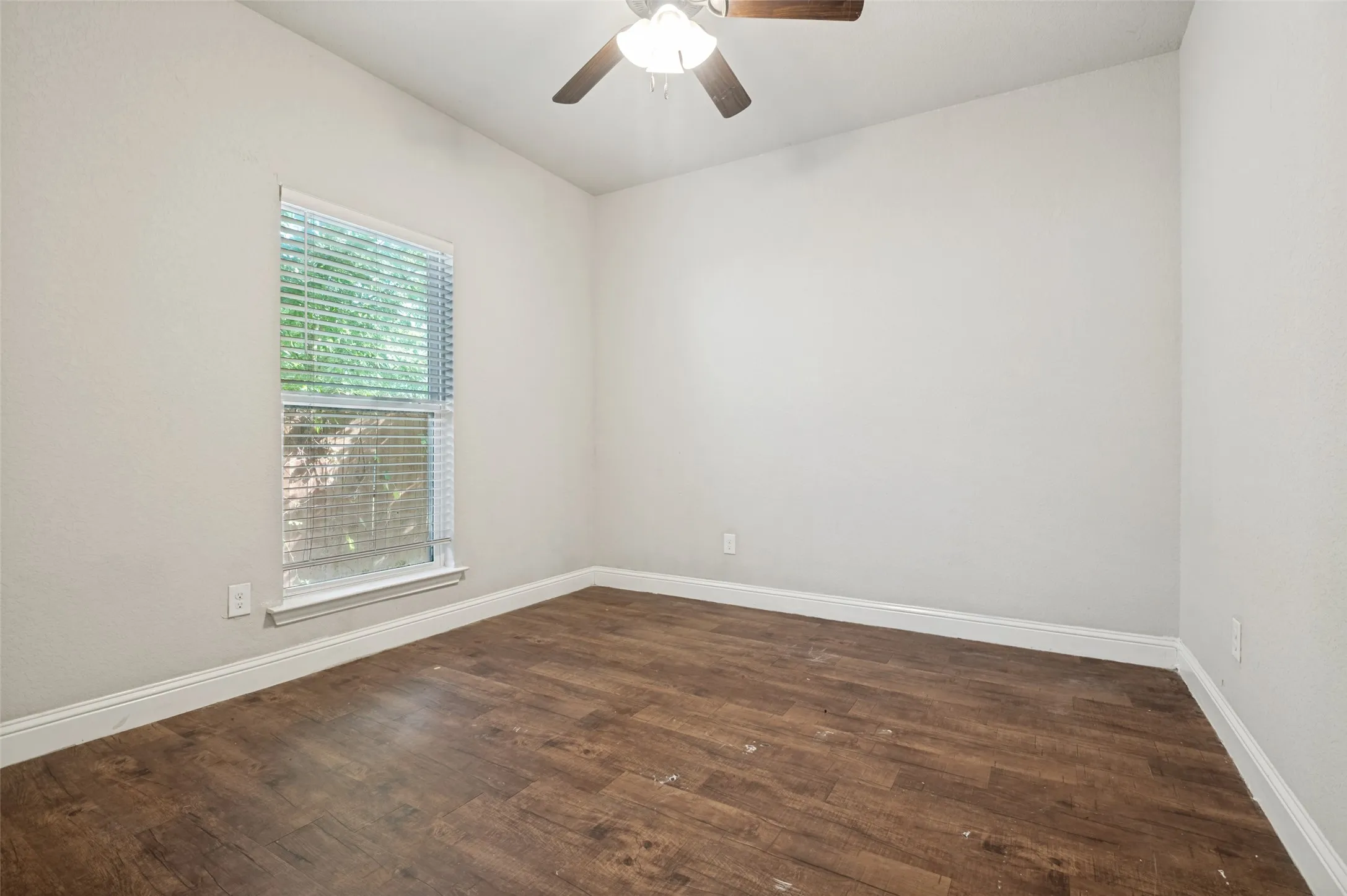 Single Family Residence For Sale in Ellis County , 207 Ennis Street, Waxahachie, Texas 75165, 4 Bedroom, 2 Bathroom, Garage spaces, 1,478 Sqft, built in 2016, mls#21398729, Real Estate Agent in Waxahachie, Homes For Sale in Ellis county, Homes For Sale in Waxahachie, Realtor in Waxahachie Texas, Real Estate Brokerage Independent Realty Texas, Luminita Cordes Realtor