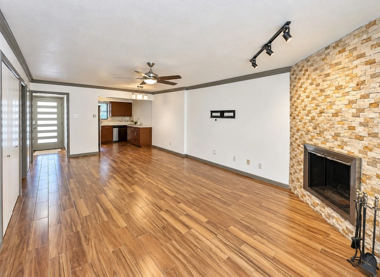 Townhouse For Rent in Dallas County , 6544 Chicory Court, Dallas, Texas 75214, 2 Bedroom, 3 Bathroom, 2 Garage spaces, 1,364 Sqft, built in 1974, mls#21398495, Real Estate Agent in Dallas, Homes For Rent in Dallas county, Homes For Rent in Dallas, Realtor in Dallas Texas, Real Estate Brokerage Independent Realty Texas, Luminita Cordes Realtor