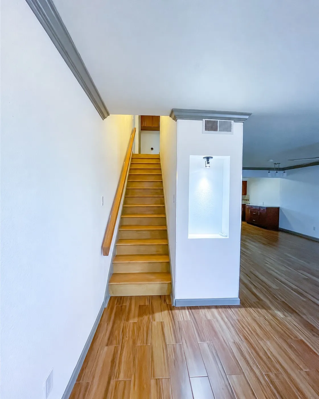 Townhouse For Rent in Dallas County , 6544 Chicory Court, Dallas, Texas 75214, 2 Bedroom, 3 Bathroom, 2 Garage spaces, 1,364 Sqft, built in 1974, mls#21398495, Real Estate Agent in Dallas, Homes For Rent in Dallas county, Homes For Rent in Dallas, Realtor in Dallas Texas, Real Estate Brokerage Independent Realty Texas, Luminita Cordes Realtor