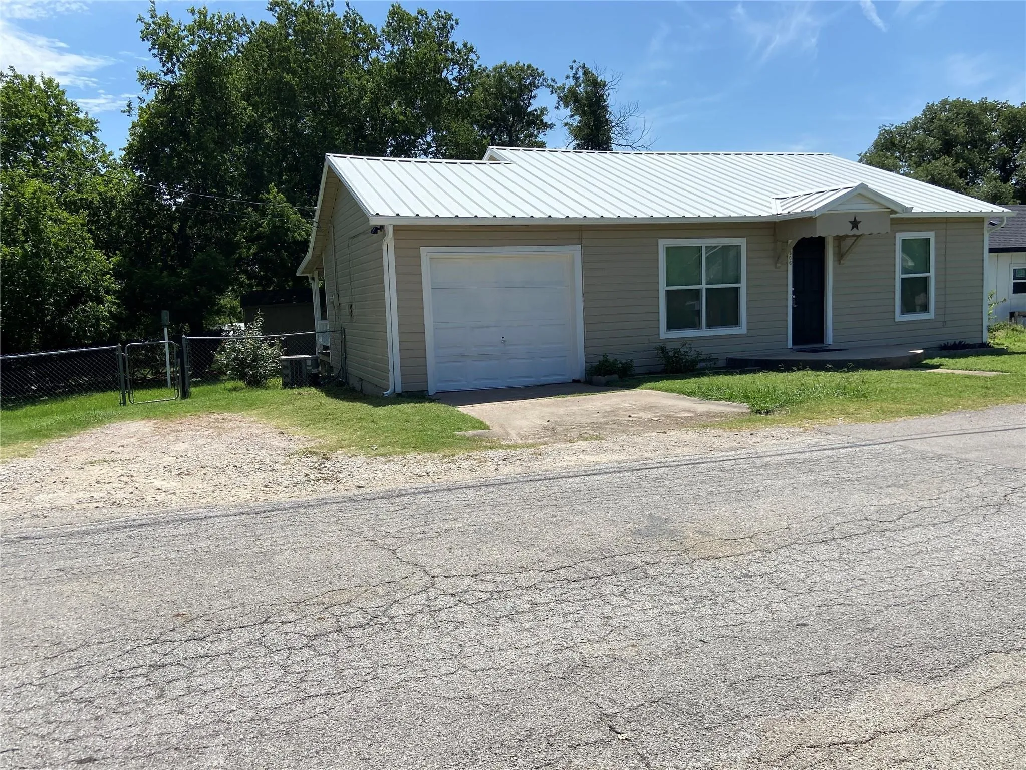 Single Family Residence For Rent in Parker County , 506 N Lamar Street, Weatherford, Texas 76086, 2 Bedroom, 1 Bathroom, 1 Garage spaces, 900 Sqft, built in 0, mls#21397783, Real Estate Agent in Weatherford, Homes For Rent in Parker county, Homes For Rent in Weatherford, Realtor in Weatherford Texas, Real Estate Brokerage Independent Realty Texas, Luminita Cordes Realtor