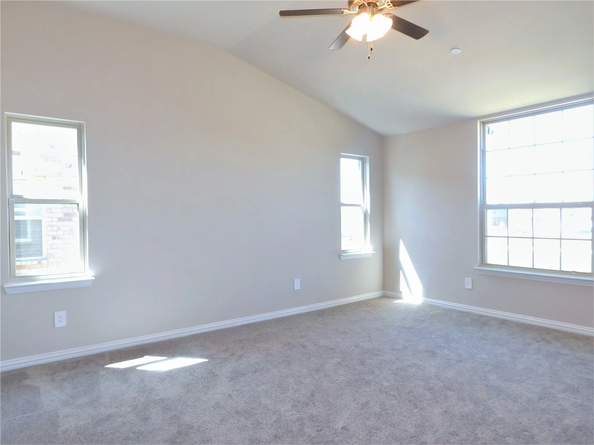 Townhouse For Rent in Denton County , 3325 Solana Circle, Denton, Texas 76207, 3 Bedroom, 3 Bathroom, 2 Garage spaces, 1,752 Sqft, built in 2021, mls#21395860, Real Estate Agent in Denton, Homes For Rent in Denton county, Homes For Rent in Denton, Realtor in Denton Texas, Real Estate Brokerage Independent Realty Texas, Luminita Cordes Realtor