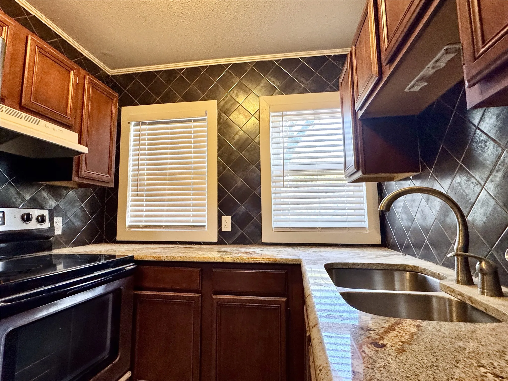 Apartment For Rent in Dallas County , 6006 Worth Street 1, Dallas, Texas 75214, 1 Bedroom, 1 Bathroom, Garage spaces, 700 Sqft, built in 1925, mls#21399125, Real Estate Agent in Dallas, Homes For Rent in Dallas county, Homes For Rent in Dallas, Realtor in Dallas Texas, Real Estate Brokerage Independent Realty Texas, Luminita Cordes Realtor
