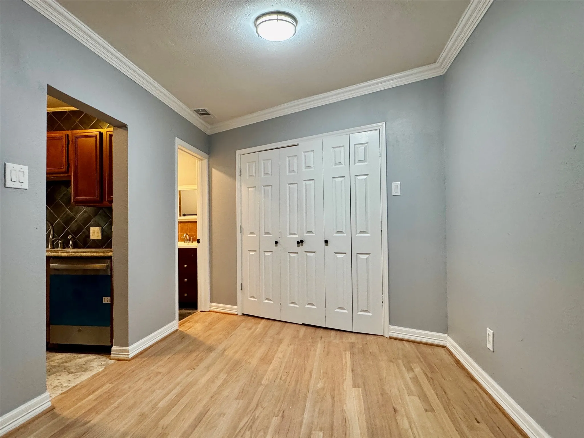 Apartment For Rent in Dallas County , 6006 Worth Street 1, Dallas, Texas 75214, 1 Bedroom, 1 Bathroom, Garage spaces, 700 Sqft, built in 1925, mls#21399125, Real Estate Agent in Dallas, Homes For Rent in Dallas county, Homes For Rent in Dallas, Realtor in Dallas Texas, Real Estate Brokerage Independent Realty Texas, Luminita Cordes Realtor