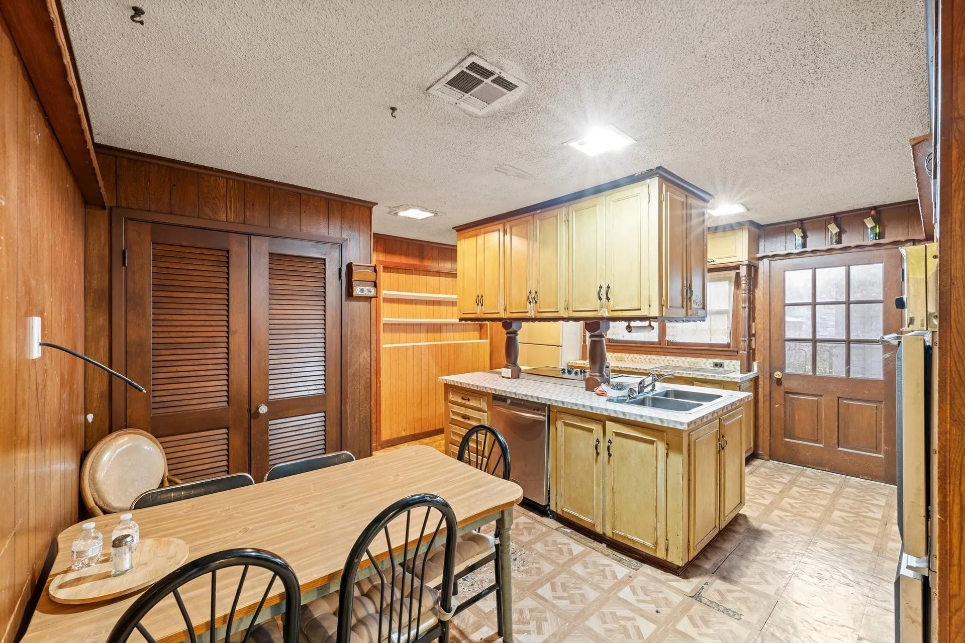 Single Family Residence For Sale in Tarrant County , 2617 Loraine Street, Fort Worth, Texas 76106, 5 Bedroom, 3 Bathroom, Garage spaces, 2,764 Sqft, built in 1958, mls#21398978, Real Estate Agent in Fort Worth, Homes For Sale in Tarrant county, Homes For Sale in Fort Worth, Realtor in Fort Worth Texas, Real Estate Brokerage Independent Realty Texas, Luminita Cordes Realtor