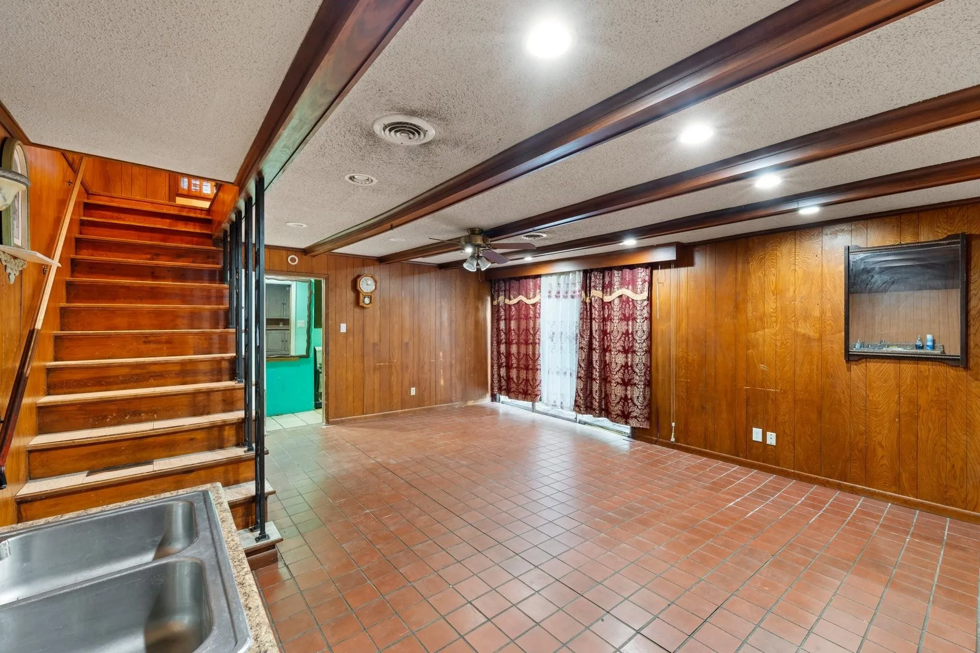Single Family Residence For Sale in Tarrant County , 2617 Loraine Street, Fort Worth, Texas 76106, 5 Bedroom, 3 Bathroom, Garage spaces, 2,764 Sqft, built in 1958, mls#21398978, Real Estate Agent in Fort Worth, Homes For Sale in Tarrant county, Homes For Sale in Fort Worth, Realtor in Fort Worth Texas, Real Estate Brokerage Independent Realty Texas, Luminita Cordes Realtor
