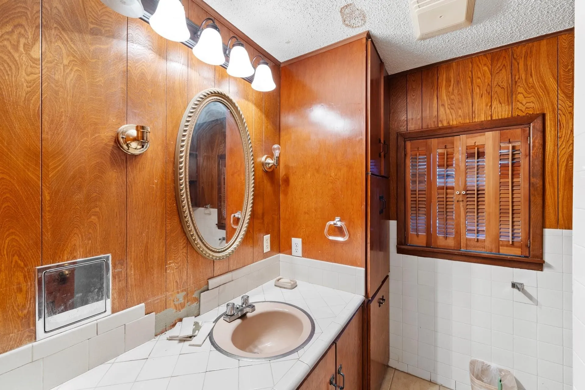 Single Family Residence For Sale in Tarrant County , 2617 Loraine Street, Fort Worth, Texas 76106, 5 Bedroom, 3 Bathroom, Garage spaces, 2,764 Sqft, built in 1958, mls#21398978, Real Estate Agent in Fort Worth, Homes For Sale in Tarrant county, Homes For Sale in Fort Worth, Realtor in Fort Worth Texas, Real Estate Brokerage Independent Realty Texas, Luminita Cordes Realtor
