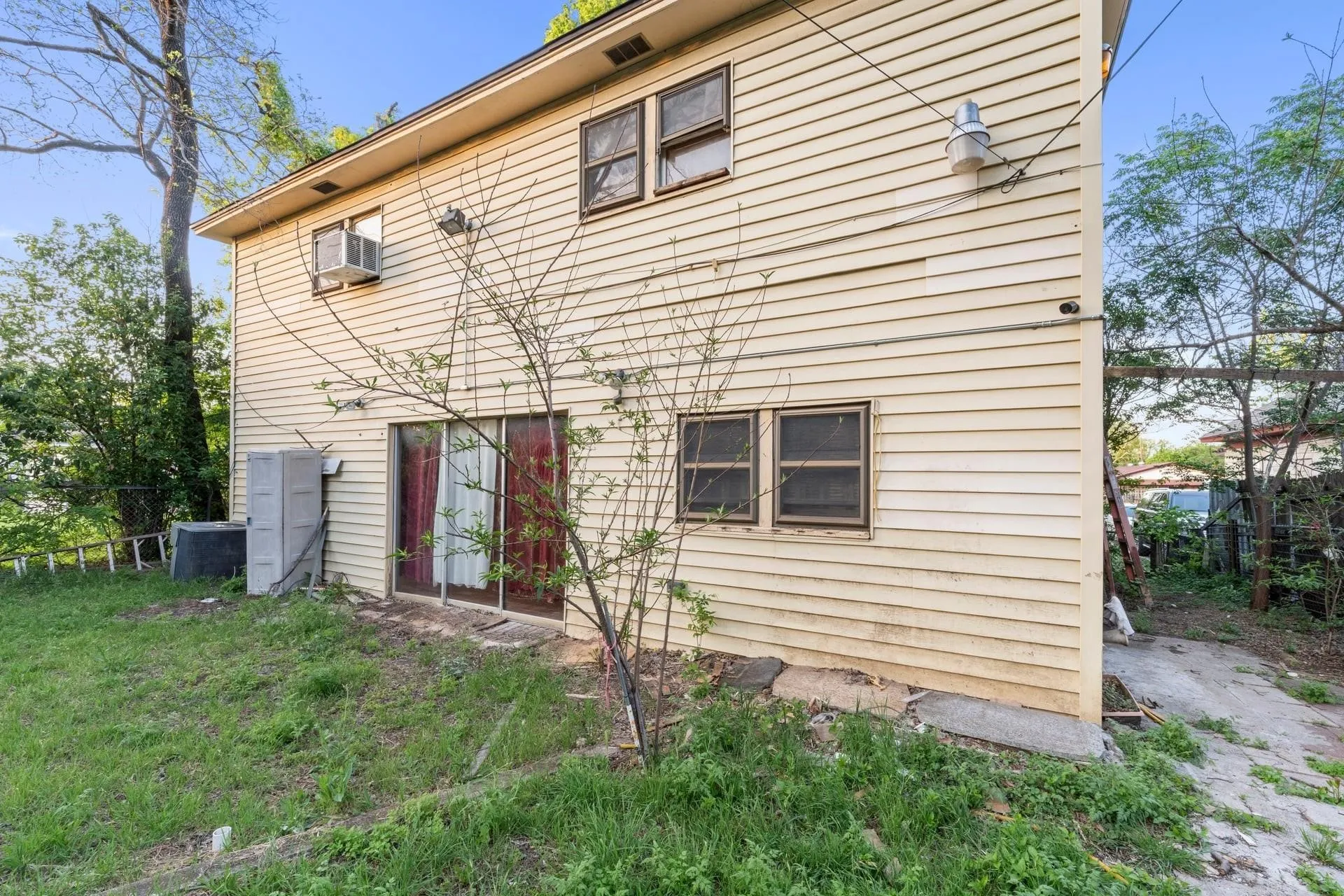 Single Family Residence For Sale in Tarrant County , 2617 Loraine Street, Fort Worth, Texas 76106, 5 Bedroom, 3 Bathroom, Garage spaces, 2,764 Sqft, built in 1958, mls#21398978, Real Estate Agent in Fort Worth, Homes For Sale in Tarrant county, Homes For Sale in Fort Worth, Realtor in Fort Worth Texas, Real Estate Brokerage Independent Realty Texas, Luminita Cordes Realtor
