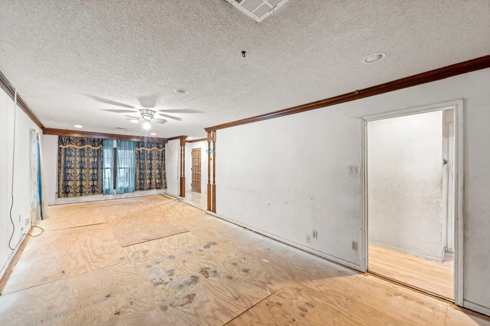 Single Family Residence For Sale in Tarrant County , 2617 Loraine Street, Fort Worth, Texas 76106, 5 Bedroom, 3 Bathroom, Garage spaces, 2,764 Sqft, built in 1958, mls#21398978, Real Estate Agent in Fort Worth, Homes For Sale in Tarrant county, Homes For Sale in Fort Worth, Realtor in Fort Worth Texas, Real Estate Brokerage Independent Realty Texas, Luminita Cordes Realtor
