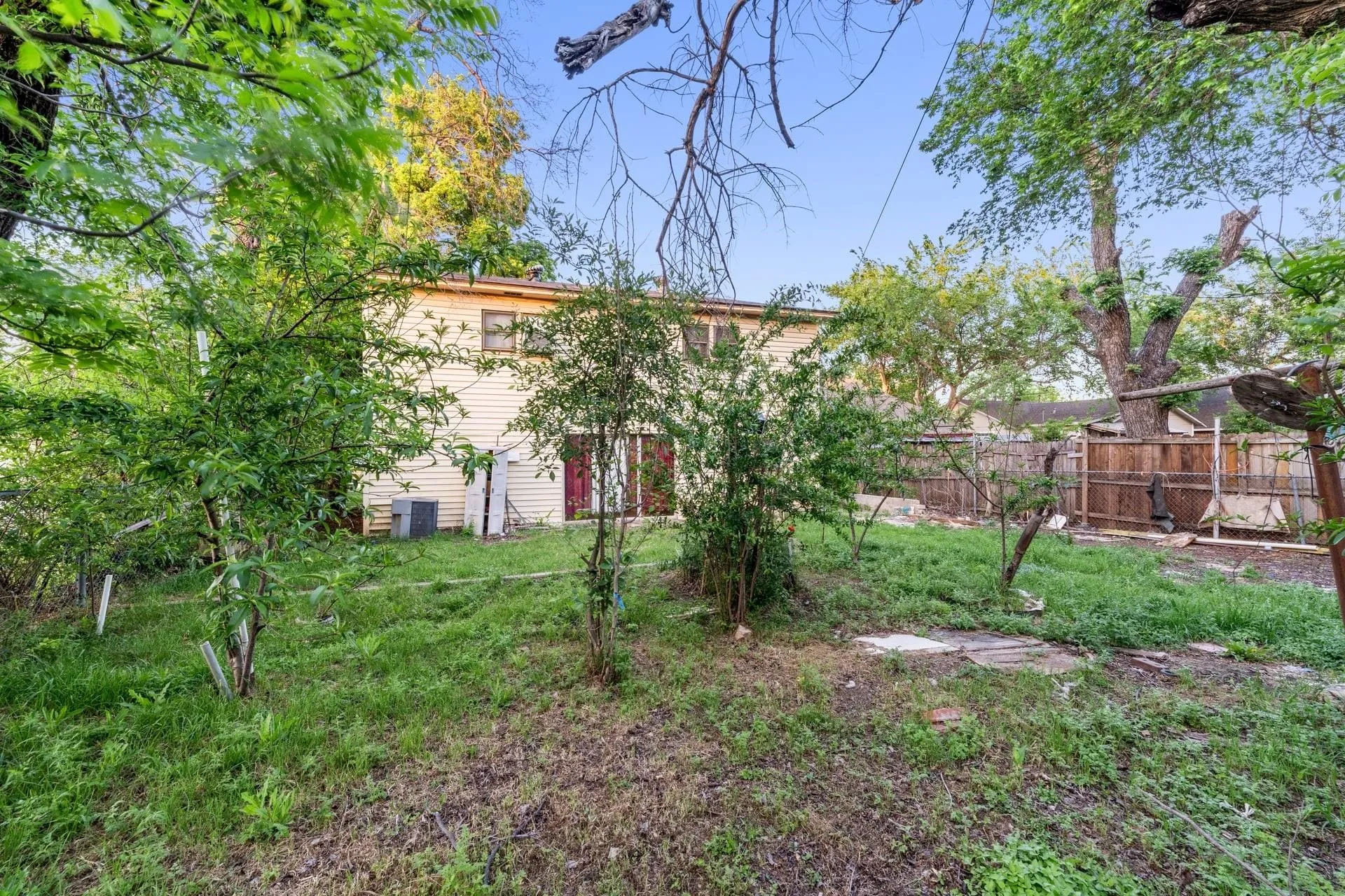 Single Family Residence For Sale in Tarrant County , 2617 Loraine Street, Fort Worth, Texas 76106, 5 Bedroom, 3 Bathroom, Garage spaces, 2,764 Sqft, built in 1958, mls#21398978, Real Estate Agent in Fort Worth, Homes For Sale in Tarrant county, Homes For Sale in Fort Worth, Realtor in Fort Worth Texas, Real Estate Brokerage Independent Realty Texas, Luminita Cordes Realtor
