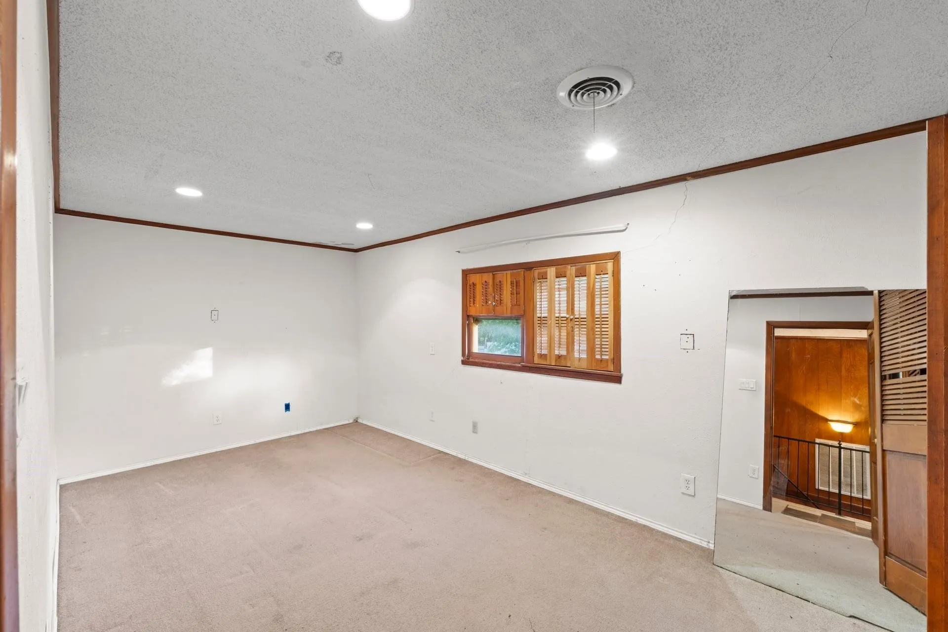 Single Family Residence For Sale in Tarrant County , 2617 Loraine Street, Fort Worth, Texas 76106, 5 Bedroom, 3 Bathroom, Garage spaces, 2,764 Sqft, built in 1958, mls#21398978, Real Estate Agent in Fort Worth, Homes For Sale in Tarrant county, Homes For Sale in Fort Worth, Realtor in Fort Worth Texas, Real Estate Brokerage Independent Realty Texas, Luminita Cordes Realtor