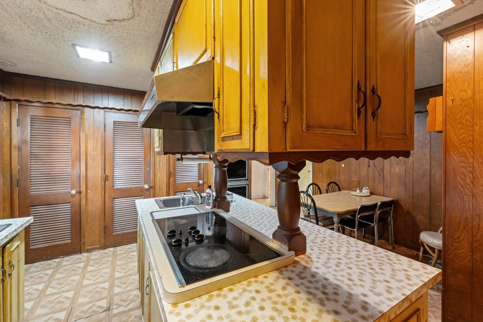 Single Family Residence For Sale in Tarrant County , 2617 Loraine Street, Fort Worth, Texas 76106, 5 Bedroom, 3 Bathroom, Garage spaces, 2,764 Sqft, built in 1958, mls#21398978, Real Estate Agent in Fort Worth, Homes For Sale in Tarrant county, Homes For Sale in Fort Worth, Realtor in Fort Worth Texas, Real Estate Brokerage Independent Realty Texas, Luminita Cordes Realtor