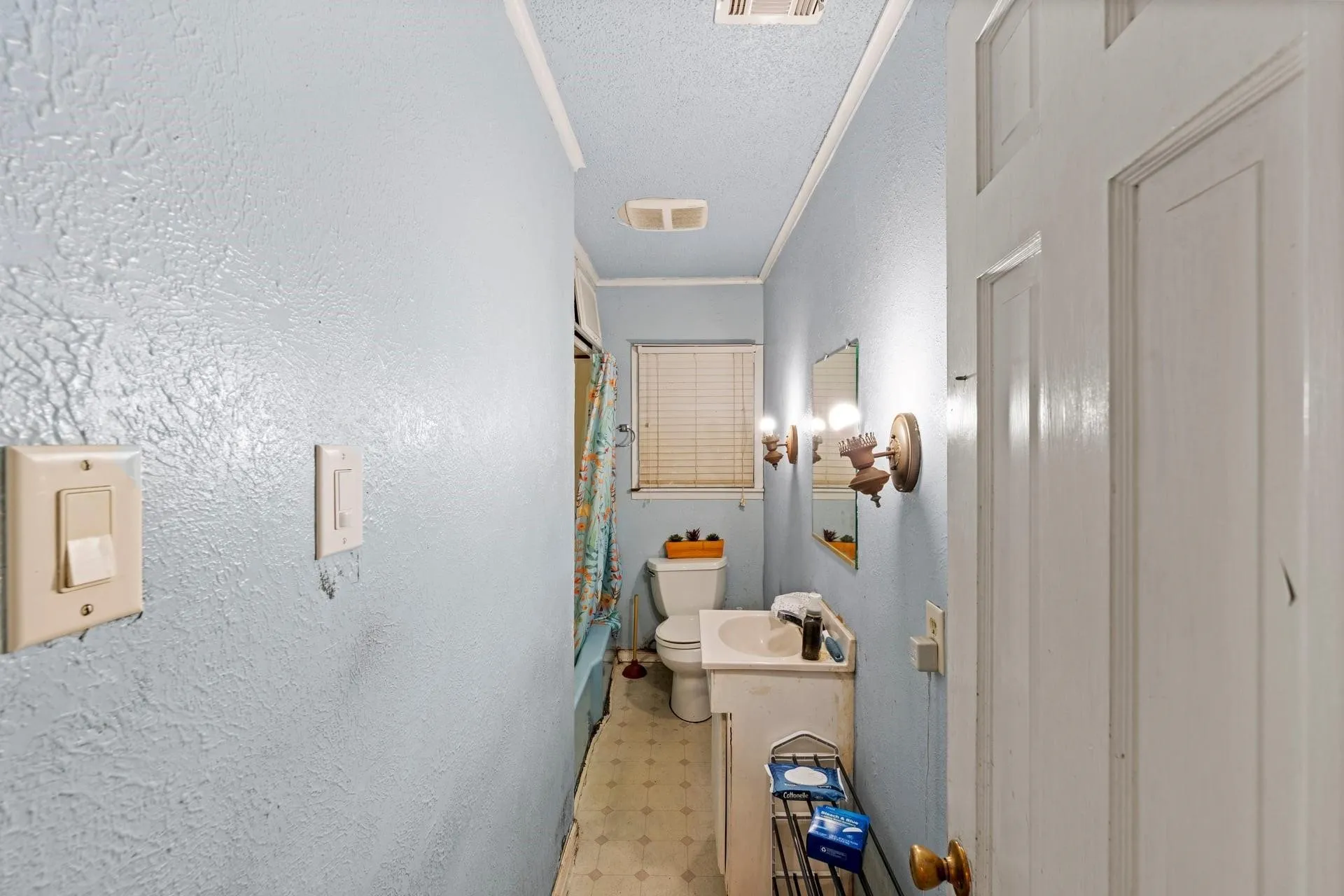 Single Family Residence For Sale in Tarrant County , 2617 Loraine Street, Fort Worth, Texas 76106, 5 Bedroom, 3 Bathroom, Garage spaces, 2,764 Sqft, built in 1958, mls#21398978, Real Estate Agent in Fort Worth, Homes For Sale in Tarrant county, Homes For Sale in Fort Worth, Realtor in Fort Worth Texas, Real Estate Brokerage Independent Realty Texas, Luminita Cordes Realtor
