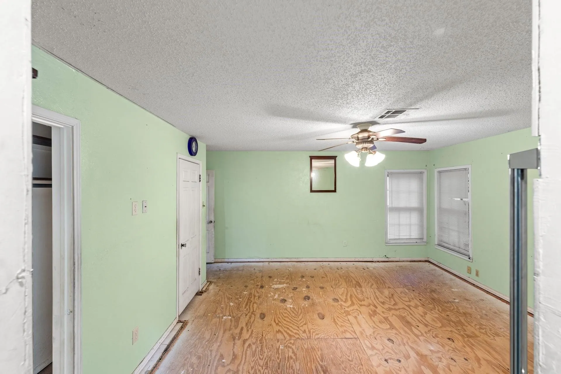 Single Family Residence For Sale in Tarrant County , 2617 Loraine Street, Fort Worth, Texas 76106, 5 Bedroom, 3 Bathroom, Garage spaces, 2,764 Sqft, built in 1958, mls#21398978, Real Estate Agent in Fort Worth, Homes For Sale in Tarrant county, Homes For Sale in Fort Worth, Realtor in Fort Worth Texas, Real Estate Brokerage Independent Realty Texas, Luminita Cordes Realtor