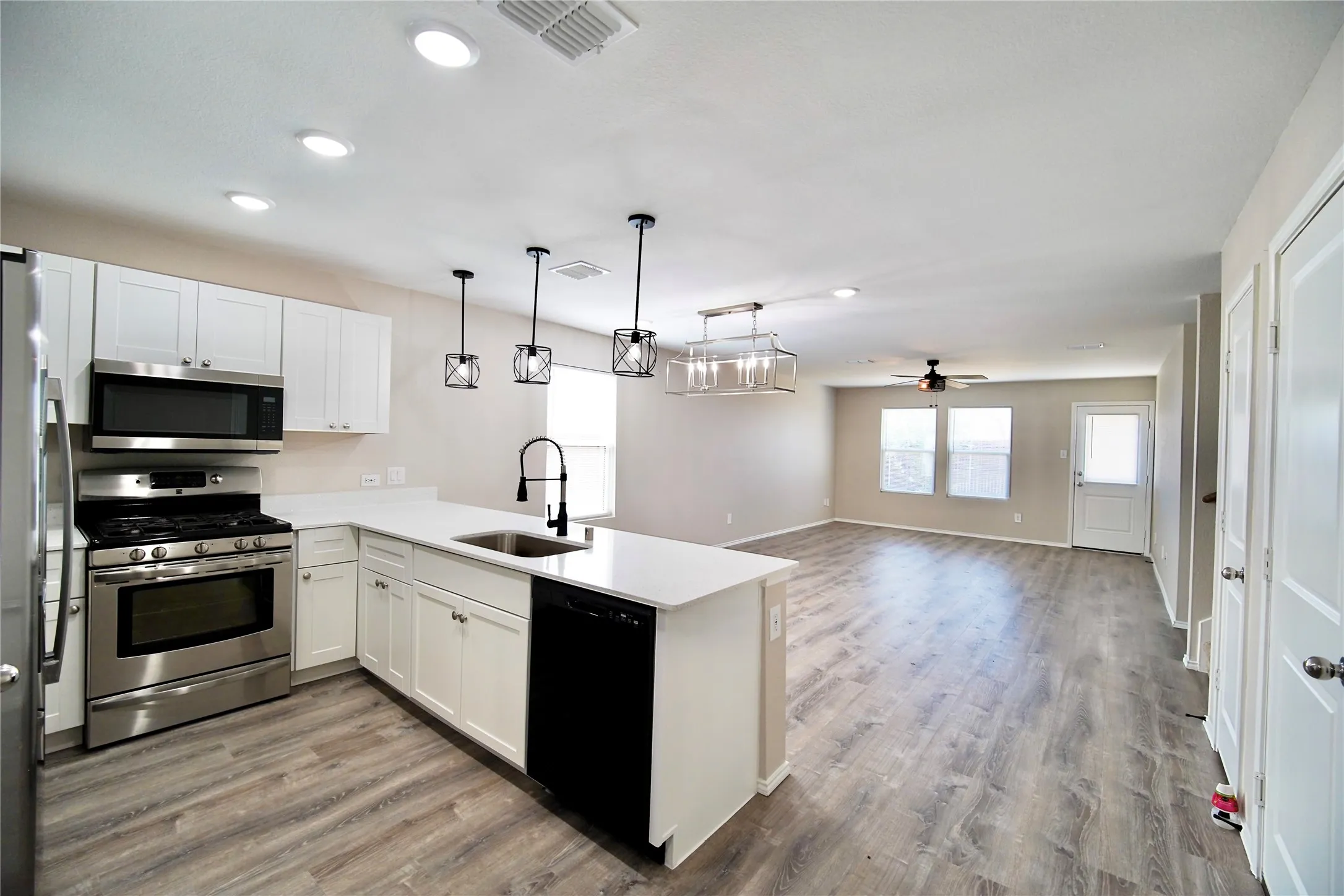 Single Family Residence For Rent in Kaufman County , 2921 Bronte Boulevard, Heartland, Texas 75126, 4 Bedroom, 3 Bathroom, 2 Garage spaces, 2,136 Sqft, built in 2021, mls#21399153, Real Estate Agent in Heartland, Homes For Rent in Kaufman county, Homes For Rent in Heartland, Realtor in Heartland Texas, Real Estate Brokerage Independent Realty Texas, Luminita Cordes Realtor