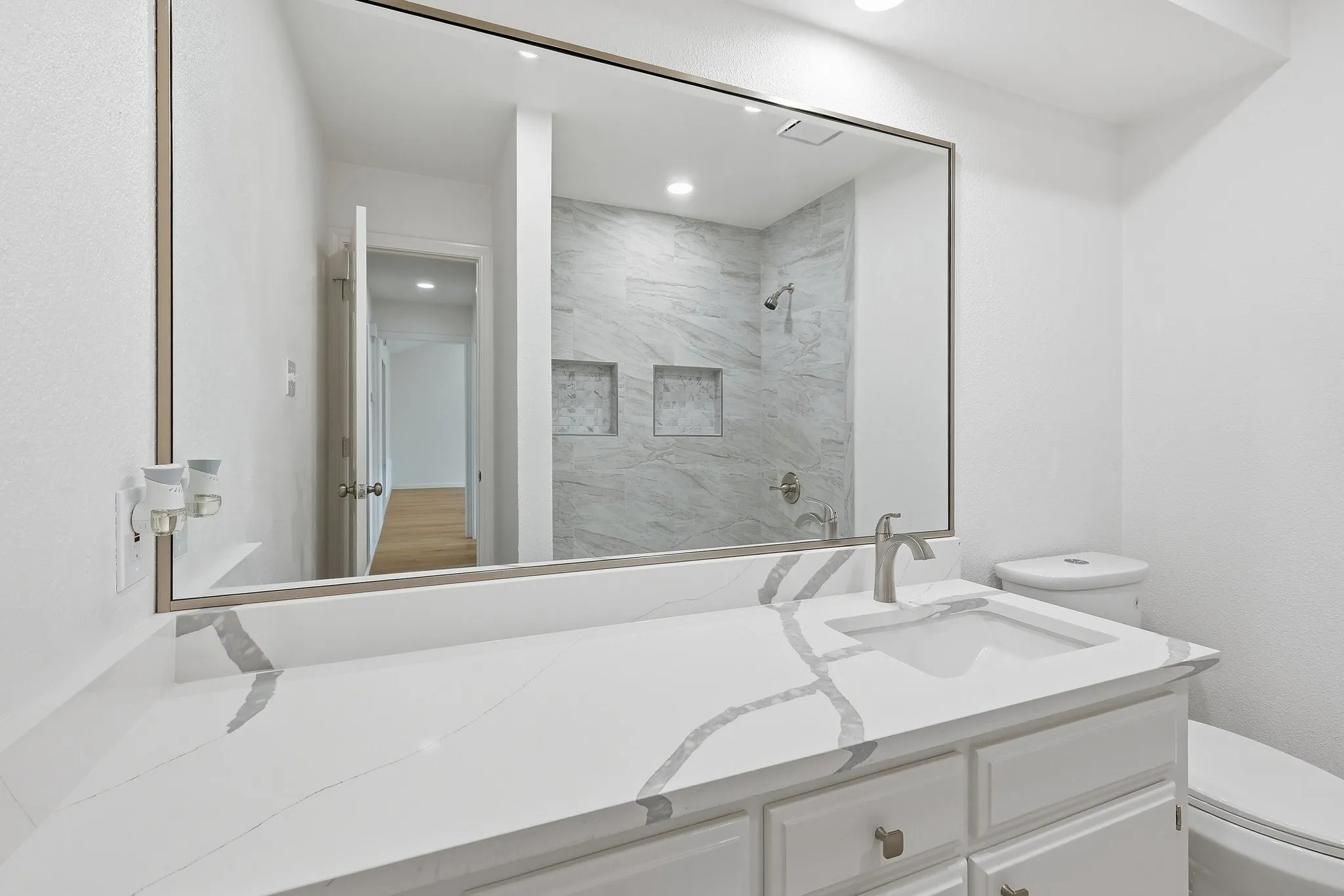 Single Family Residence For Sale in Tarrant County , 3113 Meadowmoor Street, Fort Worth, Texas 76133, 3 Bedroom, 2 Bathroom, 2 Garage spaces, 1,330 Sqft, built in 1983, mls#21399091, Real Estate Agent in Fort Worth, Homes For Sale in Tarrant county, Homes For Sale in Fort Worth, Realtor in Fort Worth Texas, Real Estate Brokerage Independent Realty Texas, Luminita Cordes Realtor