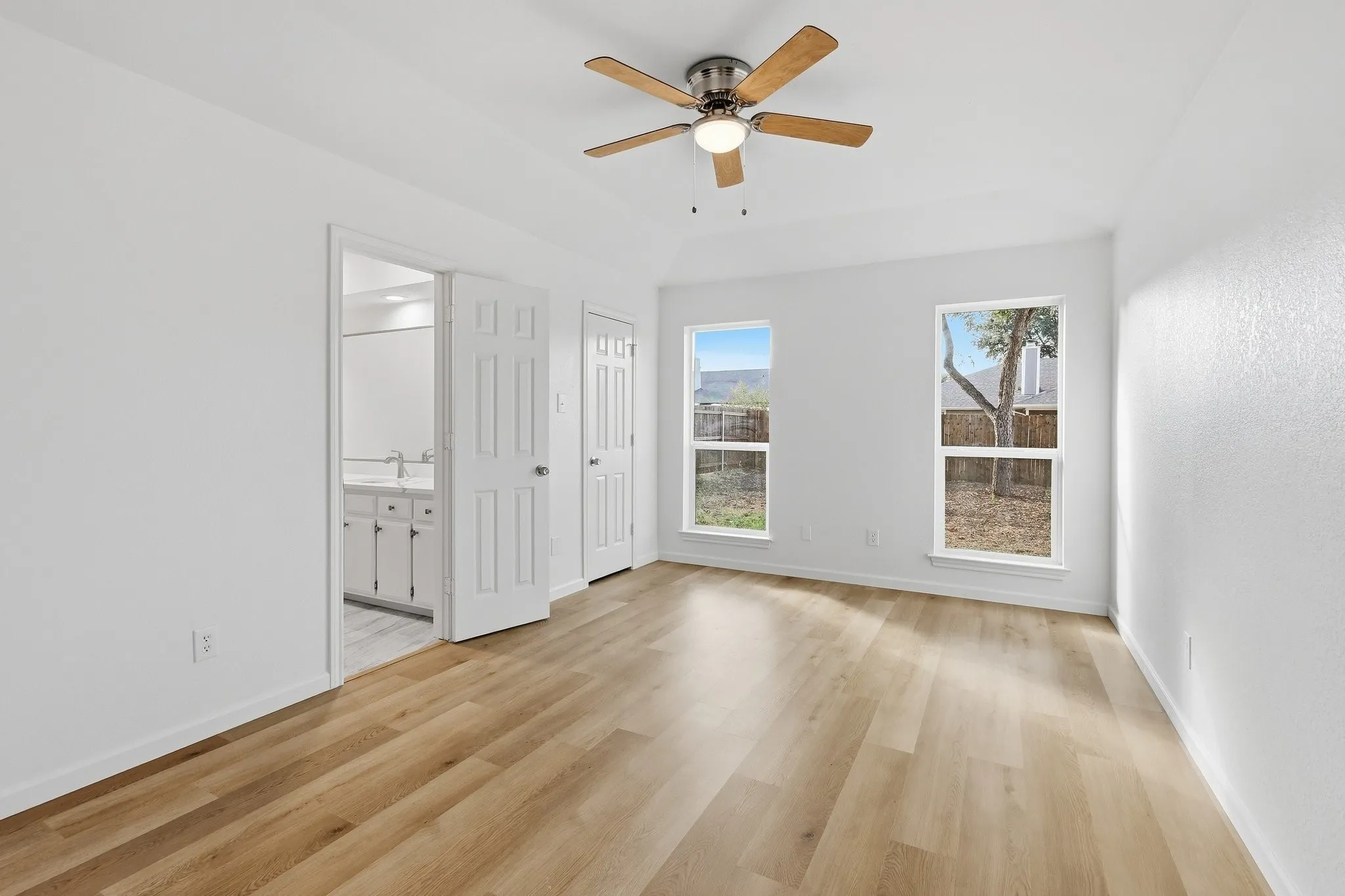 Single Family Residence For Sale in Tarrant County , 3113 Meadowmoor Street, Fort Worth, Texas 76133, 3 Bedroom, 2 Bathroom, 2 Garage spaces, 1,330 Sqft, built in 1983, mls#21399091, Real Estate Agent in Fort Worth, Homes For Sale in Tarrant county, Homes For Sale in Fort Worth, Realtor in Fort Worth Texas, Real Estate Brokerage Independent Realty Texas, Luminita Cordes Realtor