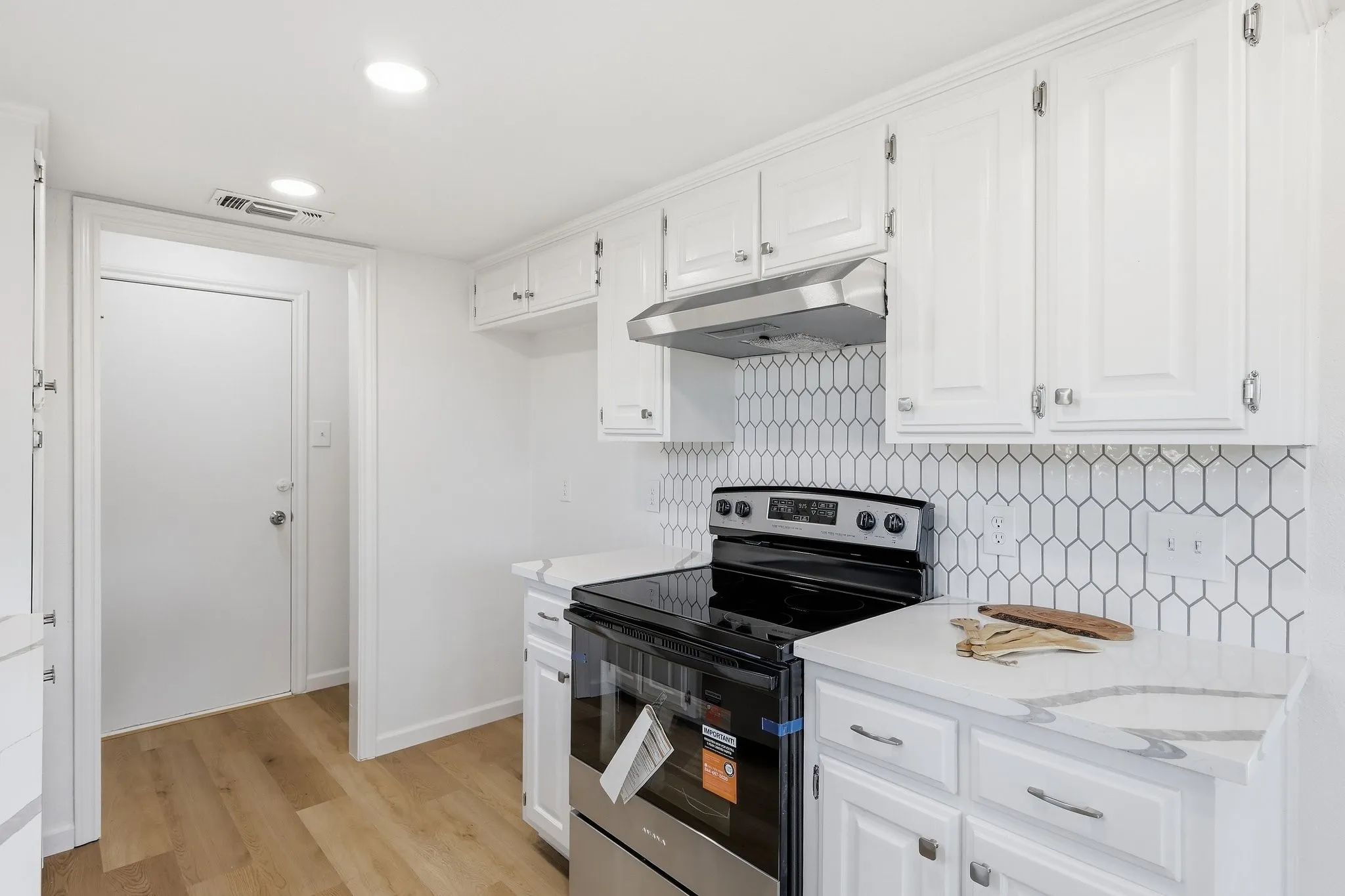 Single Family Residence For Sale in Tarrant County , 3113 Meadowmoor Street, Fort Worth, Texas 76133, 3 Bedroom, 2 Bathroom, 2 Garage spaces, 1,330 Sqft, built in 1983, mls#21399091, Real Estate Agent in Fort Worth, Homes For Sale in Tarrant county, Homes For Sale in Fort Worth, Realtor in Fort Worth Texas, Real Estate Brokerage Independent Realty Texas, Luminita Cordes Realtor