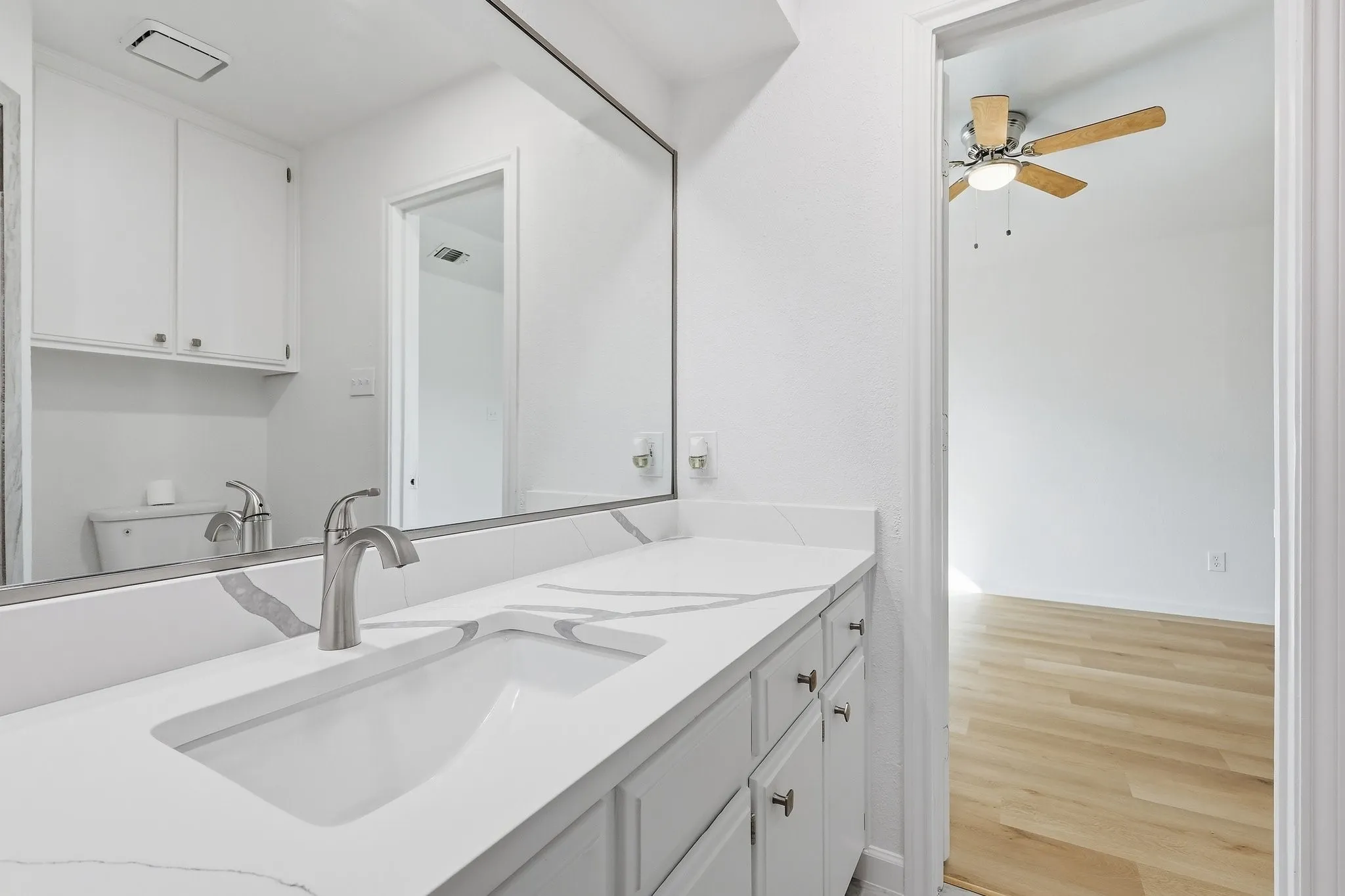 Single Family Residence For Sale in Tarrant County , 3113 Meadowmoor Street, Fort Worth, Texas 76133, 3 Bedroom, 2 Bathroom, 2 Garage spaces, 1,330 Sqft, built in 1983, mls#21399091, Real Estate Agent in Fort Worth, Homes For Sale in Tarrant county, Homes For Sale in Fort Worth, Realtor in Fort Worth Texas, Real Estate Brokerage Independent Realty Texas, Luminita Cordes Realtor