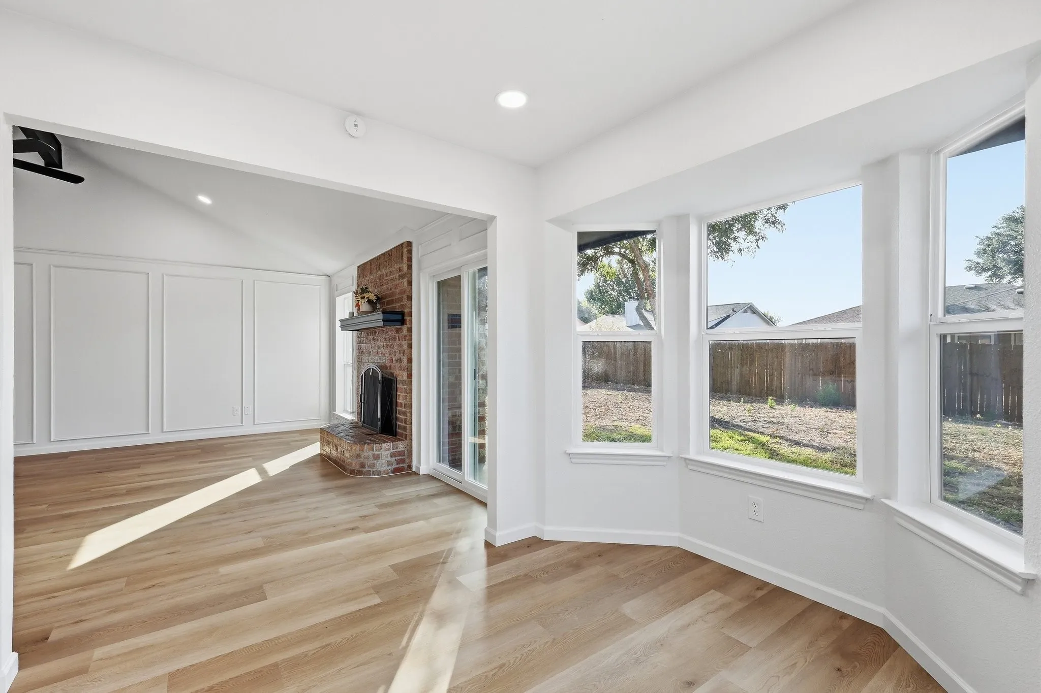 Single Family Residence For Sale in Tarrant County , 3113 Meadowmoor Street, Fort Worth, Texas 76133, 3 Bedroom, 2 Bathroom, 2 Garage spaces, 1,330 Sqft, built in 1983, mls#21399091, Real Estate Agent in Fort Worth, Homes For Sale in Tarrant county, Homes For Sale in Fort Worth, Realtor in Fort Worth Texas, Real Estate Brokerage Independent Realty Texas, Luminita Cordes Realtor