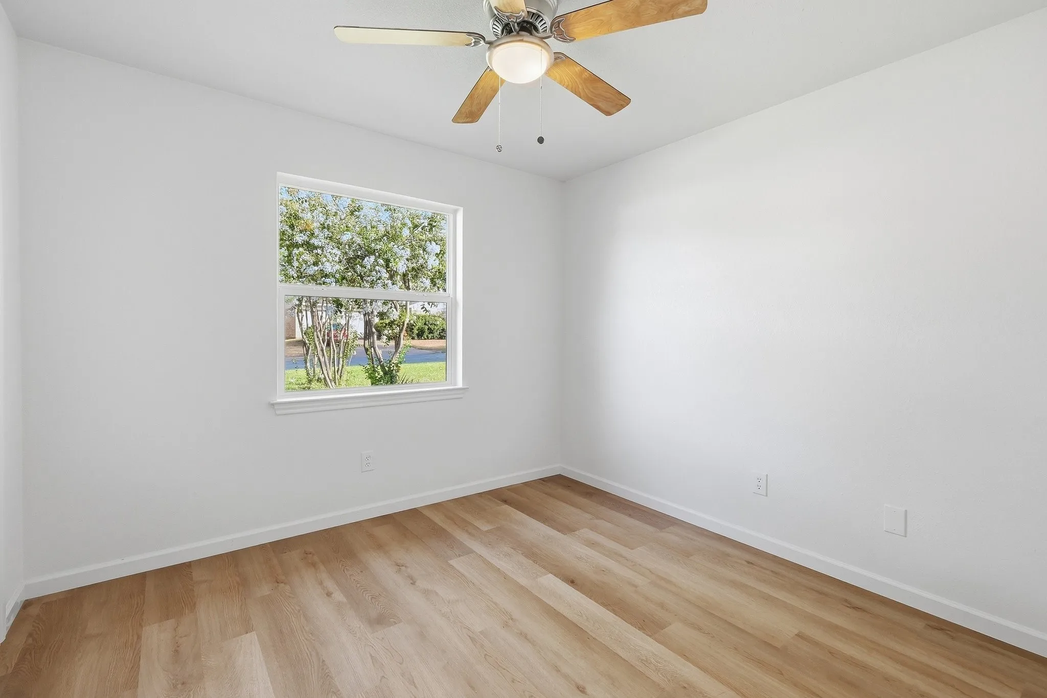 Single Family Residence For Sale in Tarrant County , 3113 Meadowmoor Street, Fort Worth, Texas 76133, 3 Bedroom, 2 Bathroom, 2 Garage spaces, 1,330 Sqft, built in 1983, mls#21399091, Real Estate Agent in Fort Worth, Homes For Sale in Tarrant county, Homes For Sale in Fort Worth, Realtor in Fort Worth Texas, Real Estate Brokerage Independent Realty Texas, Luminita Cordes Realtor