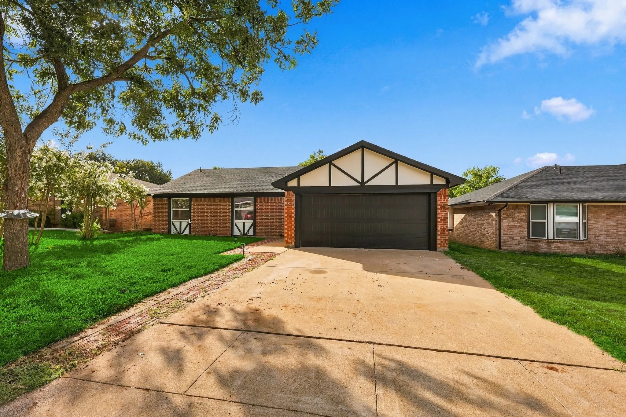 Single Family Residence For Sale in Tarrant County , 3113 Meadowmoor Street, Fort Worth, Texas 76133, 3 Bedroom, 2 Bathroom, 2 Garage spaces, 1,330 Sqft, built in 1983, mls#21399091, Real Estate Agent in Fort Worth, Homes For Sale in Tarrant county, Homes For Sale in Fort Worth, Realtor in Fort Worth Texas, Real Estate Brokerage Independent Realty Texas, Luminita Cordes Realtor