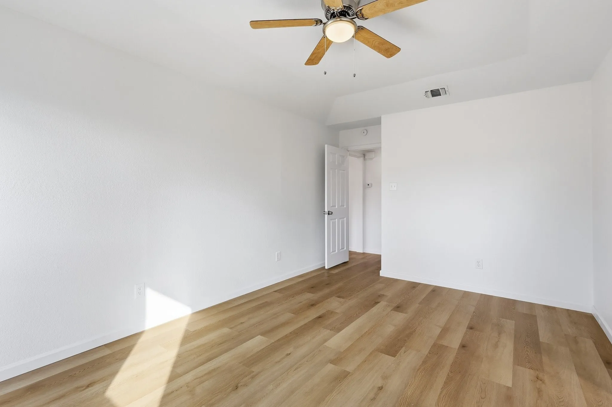 Single Family Residence For Sale in Tarrant County , 3113 Meadowmoor Street, Fort Worth, Texas 76133, 3 Bedroom, 2 Bathroom, 2 Garage spaces, 1,330 Sqft, built in 1983, mls#21399091, Real Estate Agent in Fort Worth, Homes For Sale in Tarrant county, Homes For Sale in Fort Worth, Realtor in Fort Worth Texas, Real Estate Brokerage Independent Realty Texas, Luminita Cordes Realtor
