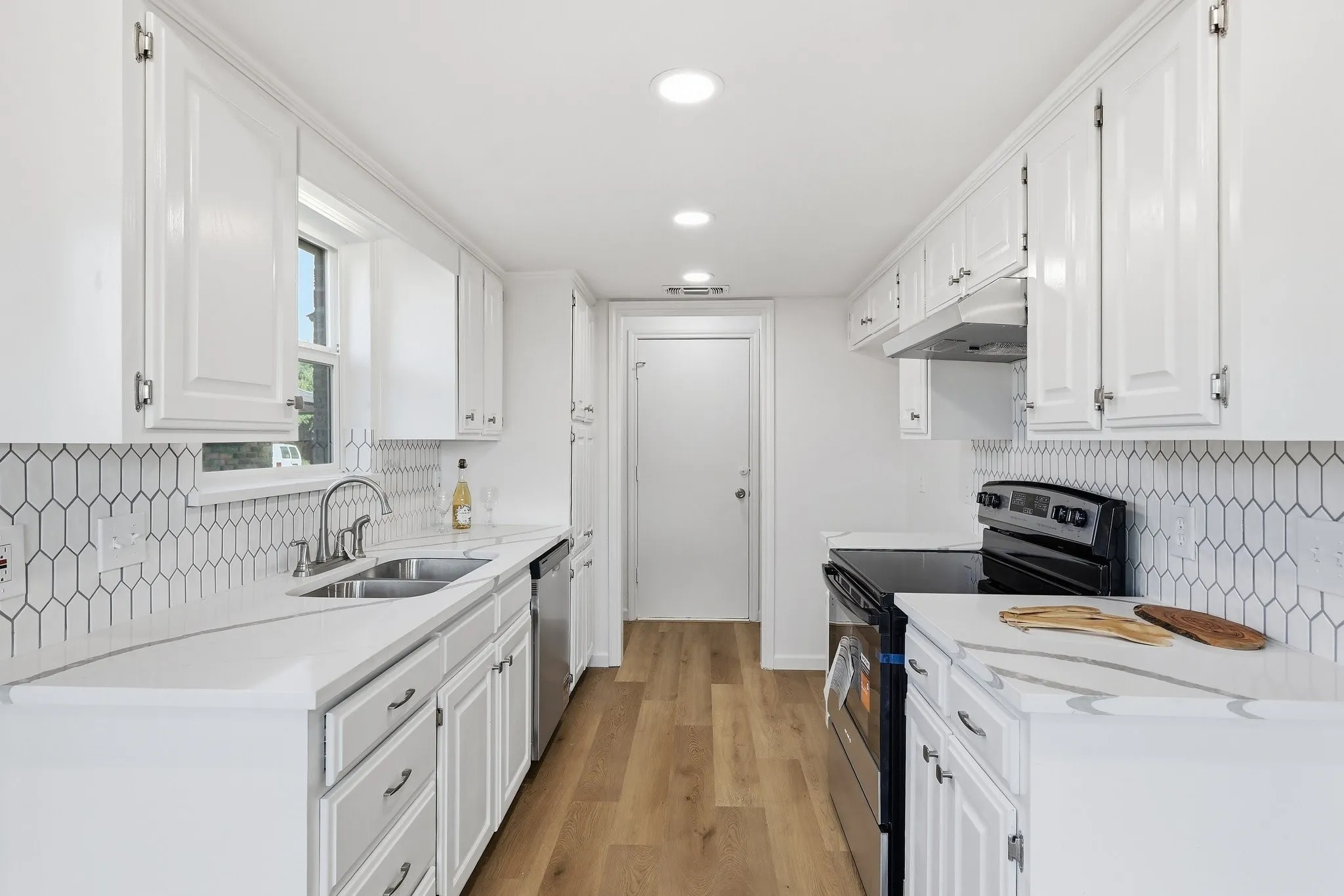 Single Family Residence For Sale in Tarrant County , 3113 Meadowmoor Street, Fort Worth, Texas 76133, 3 Bedroom, 2 Bathroom, 2 Garage spaces, 1,330 Sqft, built in 1983, mls#21399091, Real Estate Agent in Fort Worth, Homes For Sale in Tarrant county, Homes For Sale in Fort Worth, Realtor in Fort Worth Texas, Real Estate Brokerage Independent Realty Texas, Luminita Cordes Realtor