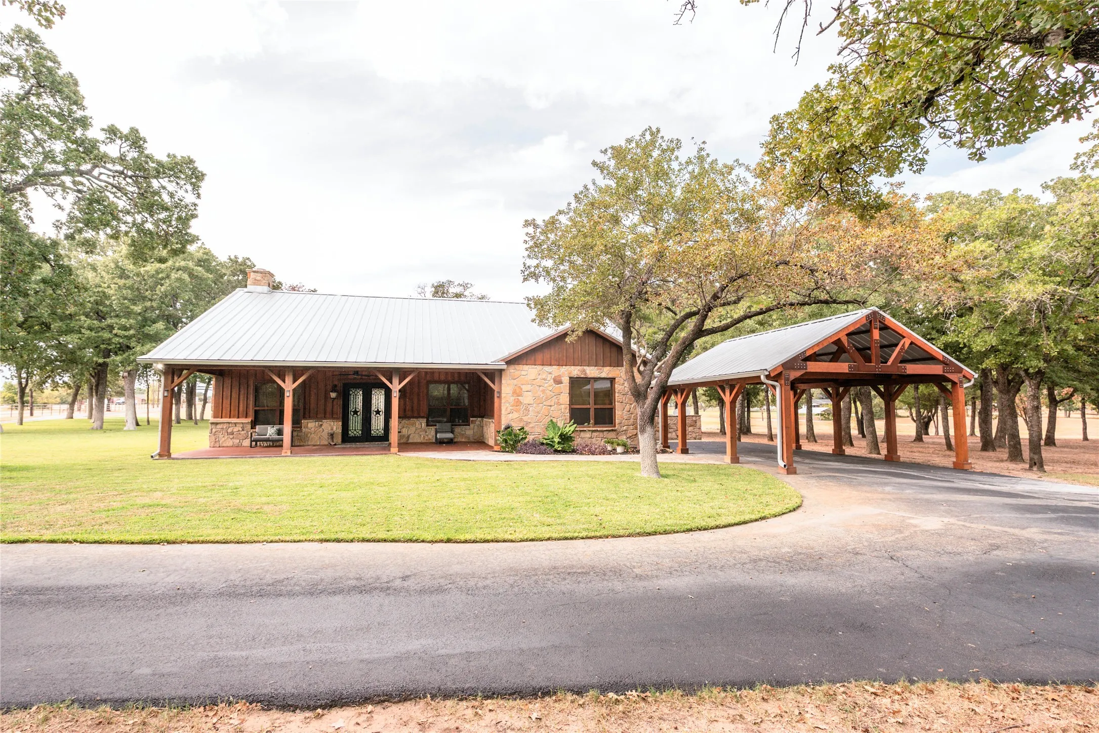 Single Family Residence For Sale in Montague County , 423 Brazos Street, Bowie, Texas 76230, 2 Bedroom, 2 Bathroom, 5 Garage spaces, 1,780 Sqft, built in 2017, mls#21398914, Real Estate Agent in Bowie, Homes For Sale in Montague county, Homes For Sale in Bowie, Realtor in Bowie Texas, Real Estate Brokerage Independent Realty Texas, Luminita Cordes Realtor