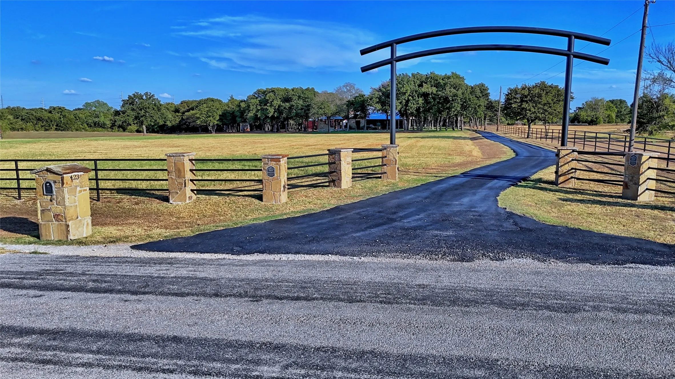 Single Family Residence For Sale in Montague County , 423 Brazos Street, Bowie, Texas 76230, 2 Bedroom, 2 Bathroom, 5 Garage spaces, 1,780 Sqft, built in 2017, mls#21398914, Real Estate Agent in Bowie, Homes For Sale in Montague county, Homes For Sale in Bowie, Realtor in Bowie Texas, Real Estate Brokerage Independent Realty Texas, Luminita Cordes Realtor