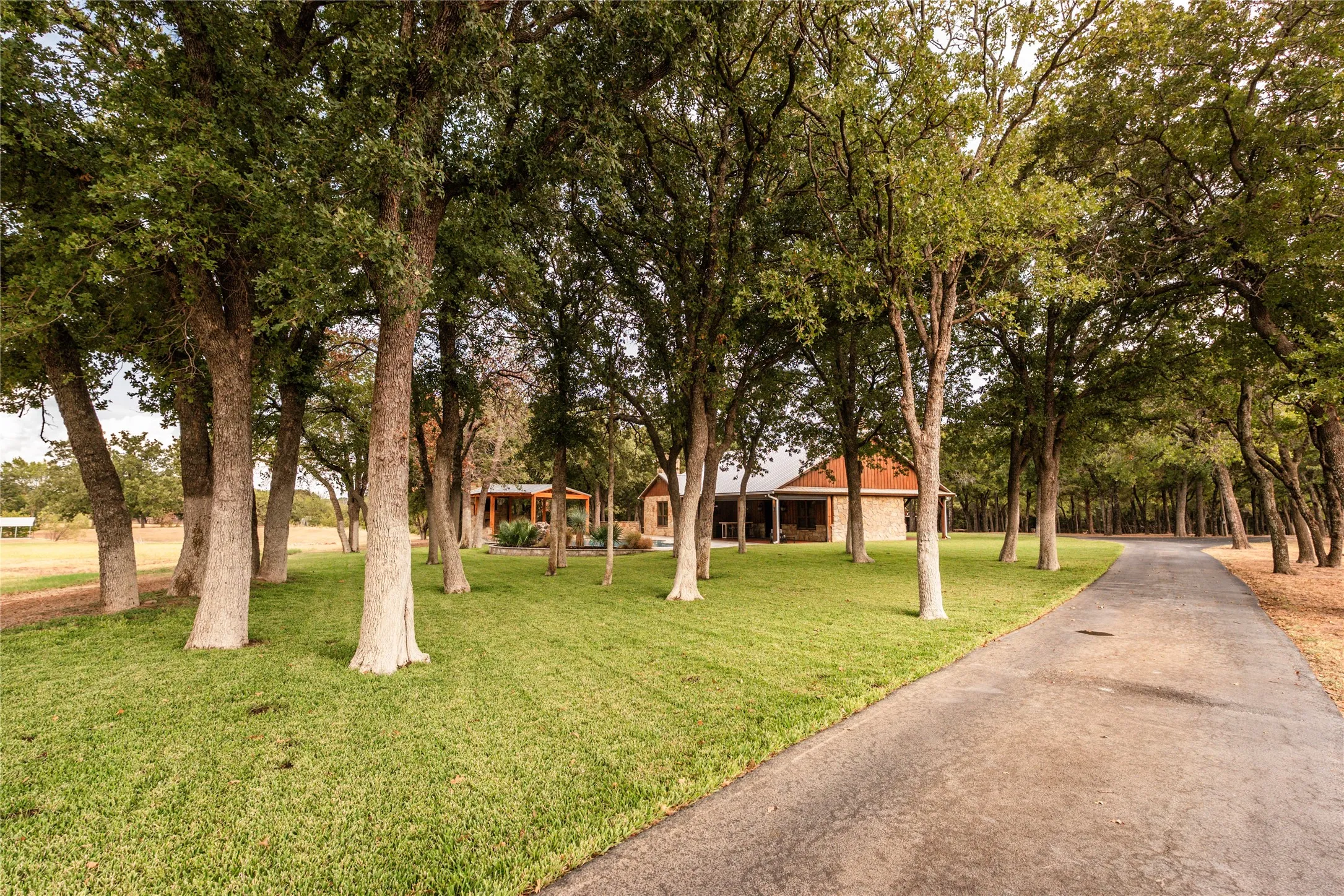 Single Family Residence For Sale in Montague County , 423 Brazos Street, Bowie, Texas 76230, 2 Bedroom, 2 Bathroom, 5 Garage spaces, 1,780 Sqft, built in 2017, mls#21398914, Real Estate Agent in Bowie, Homes For Sale in Montague county, Homes For Sale in Bowie, Realtor in Bowie Texas, Real Estate Brokerage Independent Realty Texas, Luminita Cordes Realtor