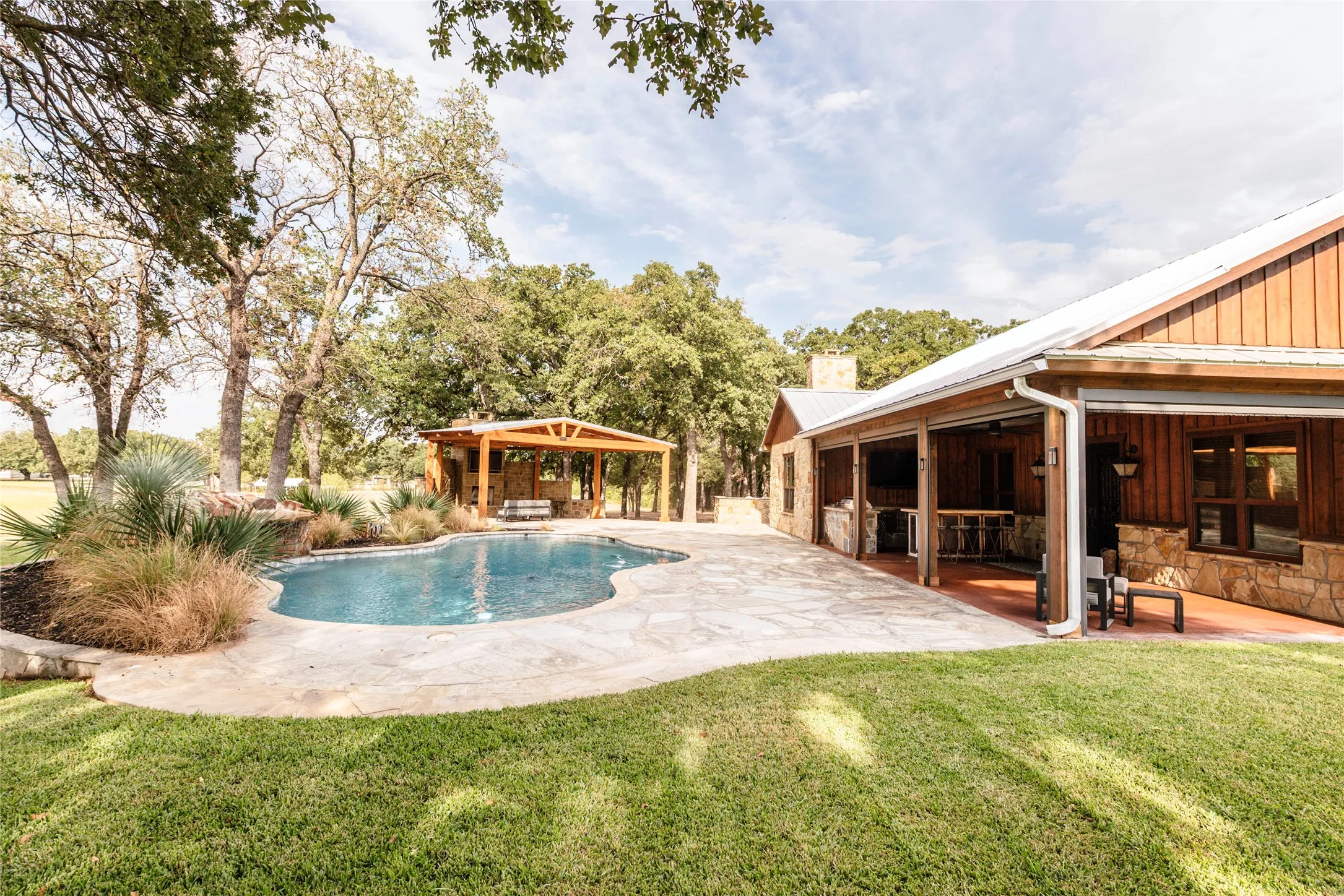 Single Family Residence For Sale in Montague County , 423 Brazos Street, Bowie, Texas 76230, 2 Bedroom, 2 Bathroom, 5 Garage spaces, 1,780 Sqft, built in 2017, mls#21398914, Real Estate Agent in Bowie, Homes For Sale in Montague county, Homes For Sale in Bowie, Realtor in Bowie Texas, Real Estate Brokerage Independent Realty Texas, Luminita Cordes Realtor