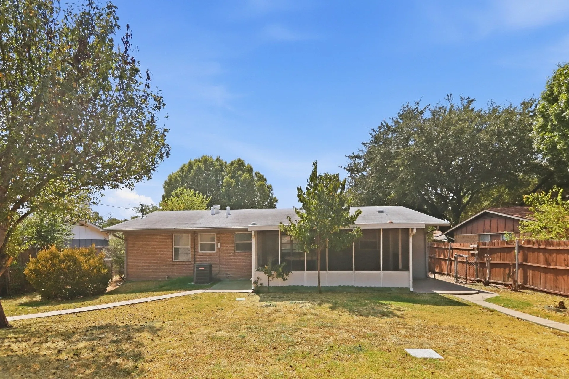 Single Family Residence For Rent in Dallas County , 2420 Bamboo Street, Mesquite, Texas 75150, 3 Bedroom, 2 Bathroom, 1 Garage spaces, 1,046 Sqft, built in 1961, mls#21399158, Real Estate Agent in Mesquite, Homes For Rent in Dallas county, Homes For Rent in Mesquite, Realtor in Mesquite Texas, Real Estate Brokerage Independent Realty Texas, Luminita Cordes Realtor