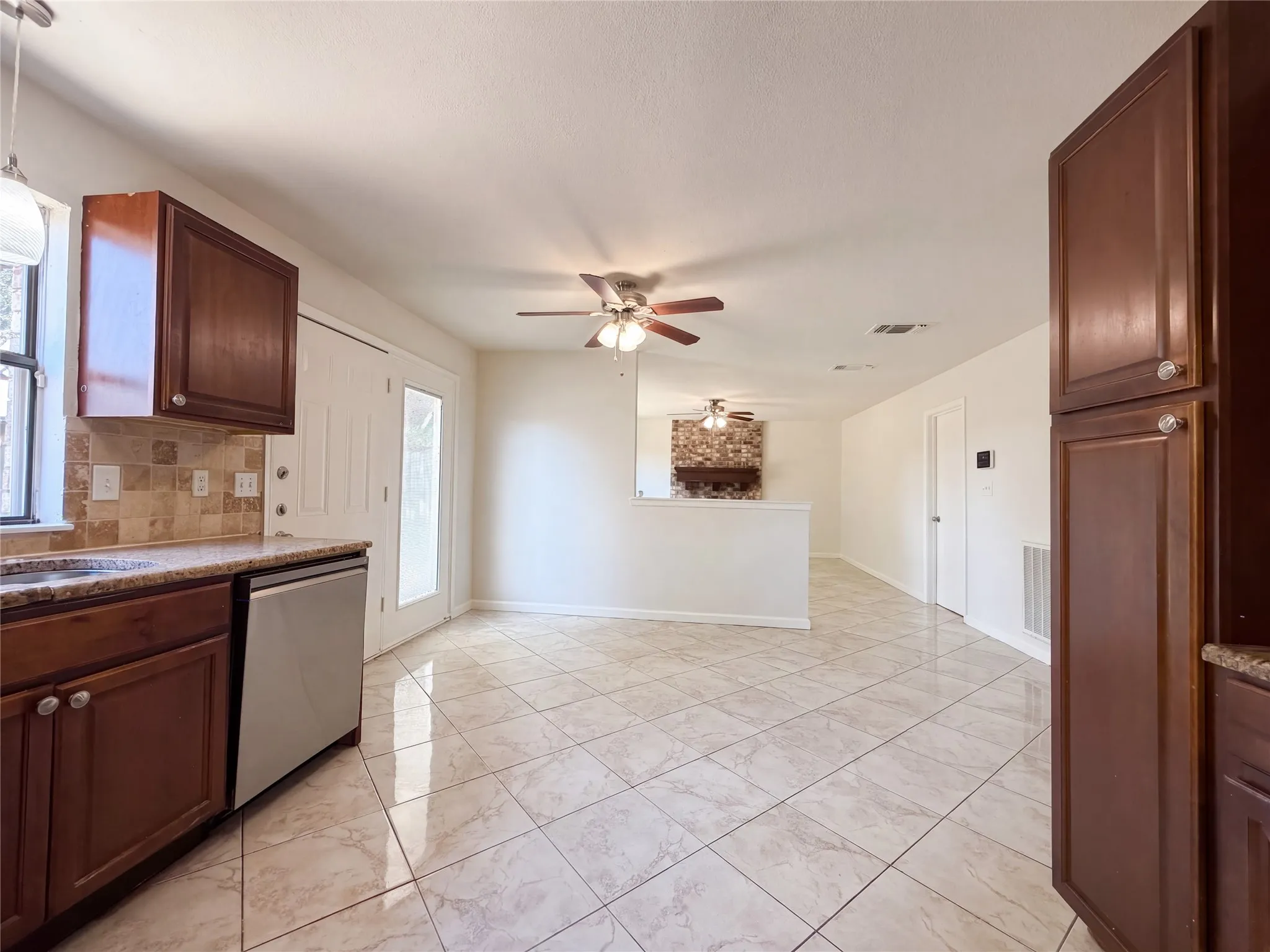 Single Family Residence For Sale in Tarrant County , 4622 Covington Court, Grand Prairie, Texas 75052, 4 Bedroom, 3 Bathroom, 2 Garage spaces, 2,260 Sqft, built in 1984, mls#21396842, Real Estate Agent in Grand Prairie, Homes For Sale in Tarrant county, Homes For Sale in Grand Prairie, Realtor in Grand Prairie Texas, Real Estate Brokerage Independent Realty Texas, Luminita Cordes Realtor